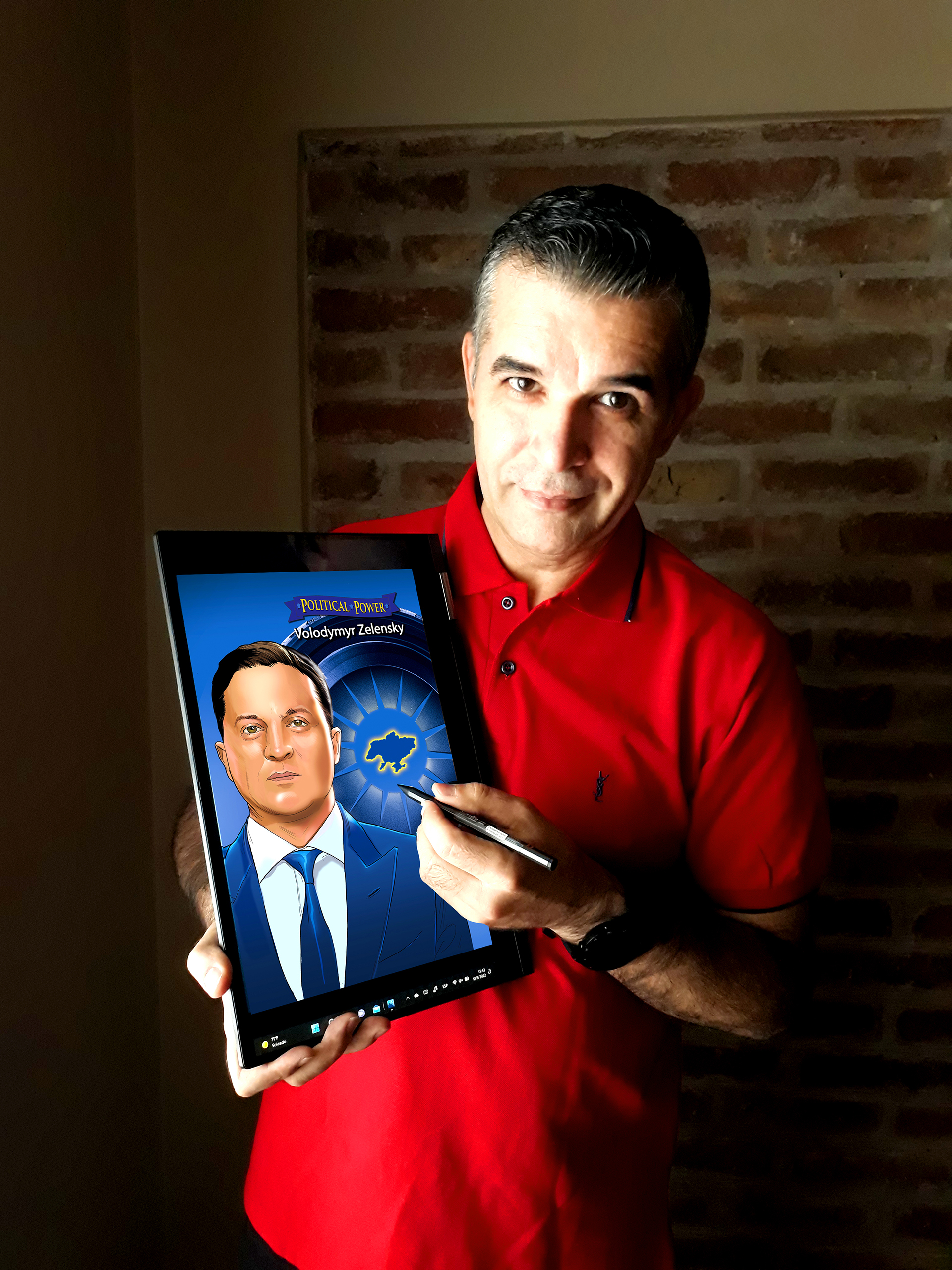 Pablo Martinena con la tapa del comic de Zelensky que aparece en la edición online.