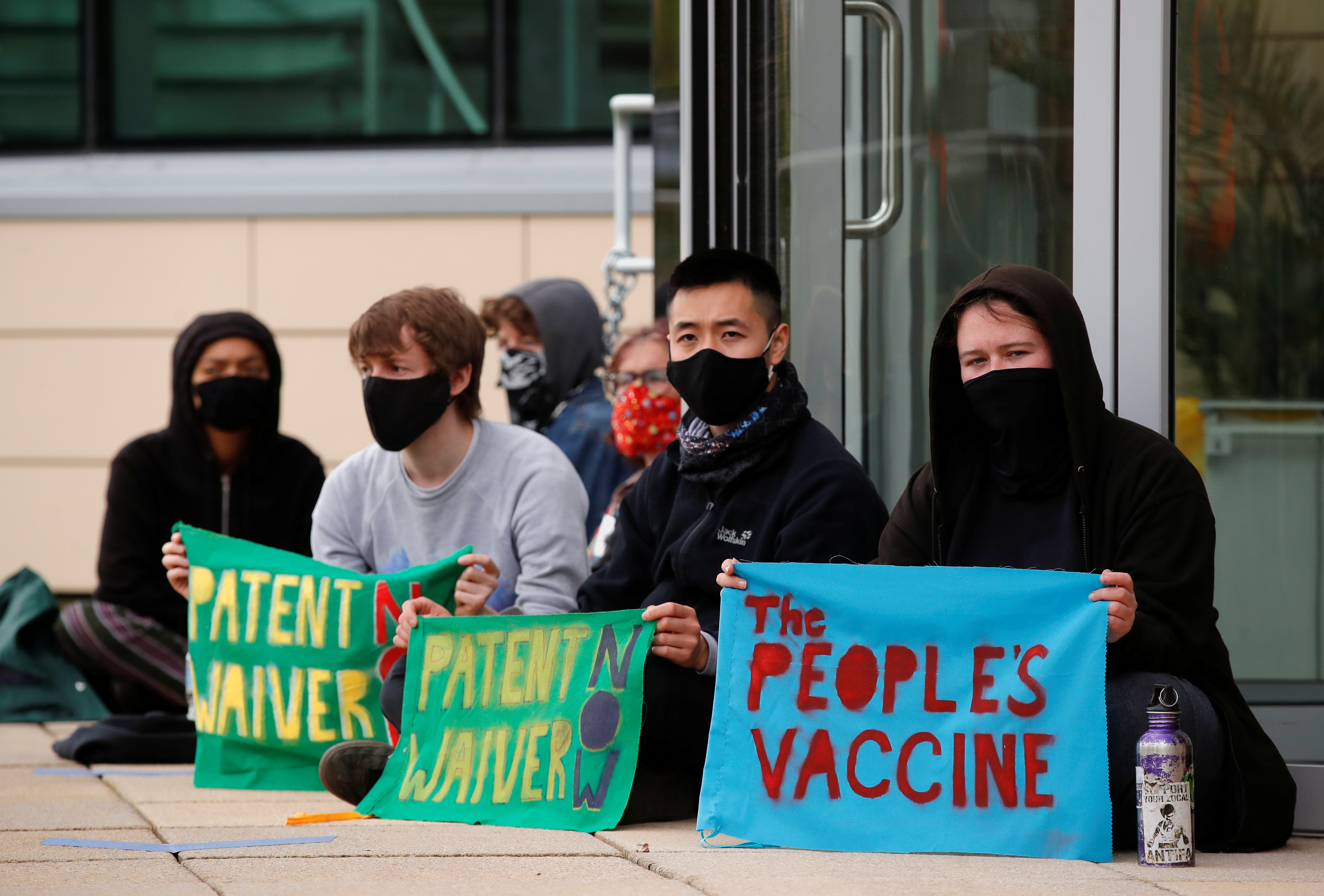 Estudiantes protestan en Cambridge, en la puerta de los laboratorios de AstraZeneca, para que liberen las patentes de sus vacunas contra COVID-19 .  REUTERS/Andrew Couldridge