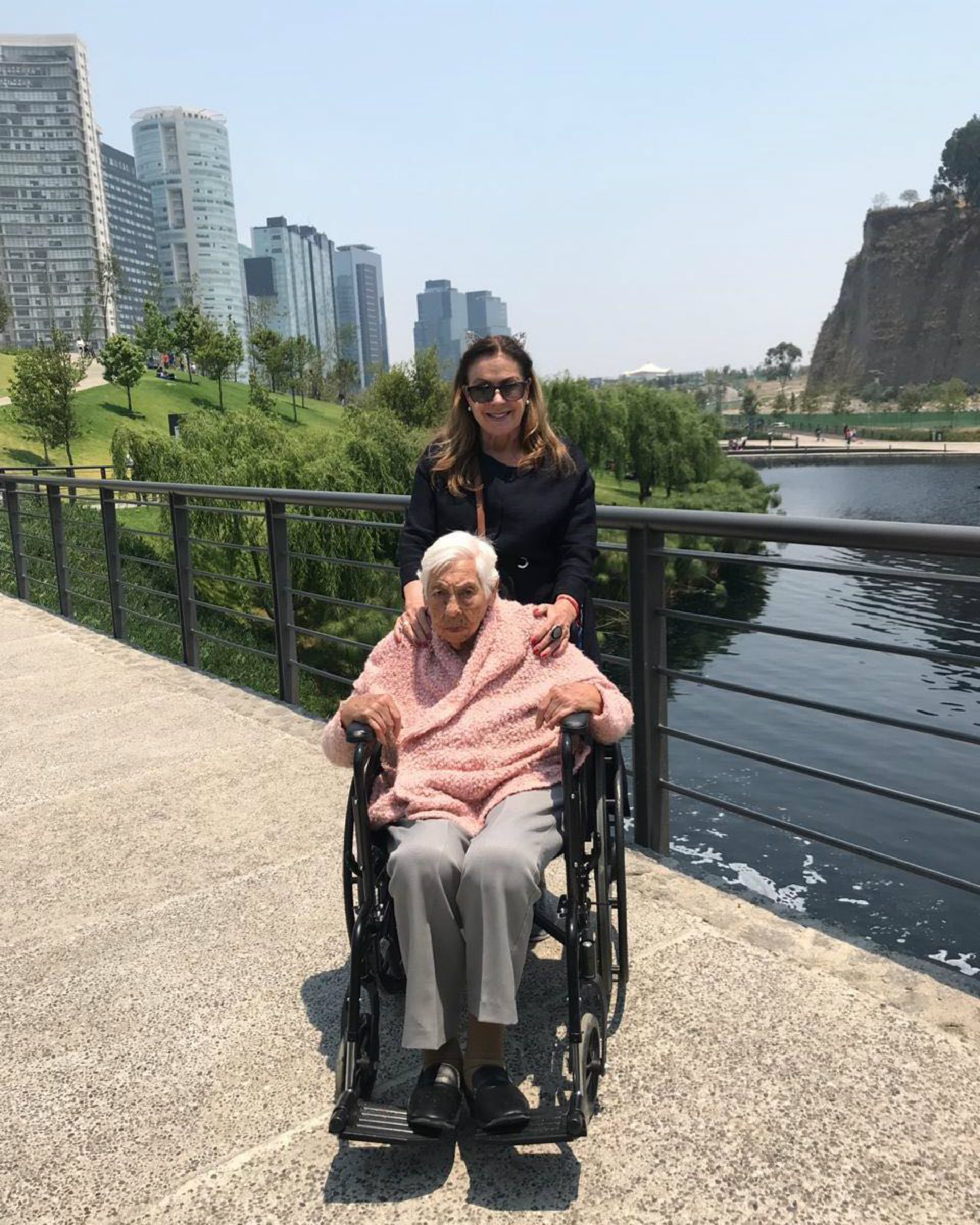 Laura Zapata se encarga del cuidado de su abuela, Eva Mange (Instagram: laurazapataoficial)