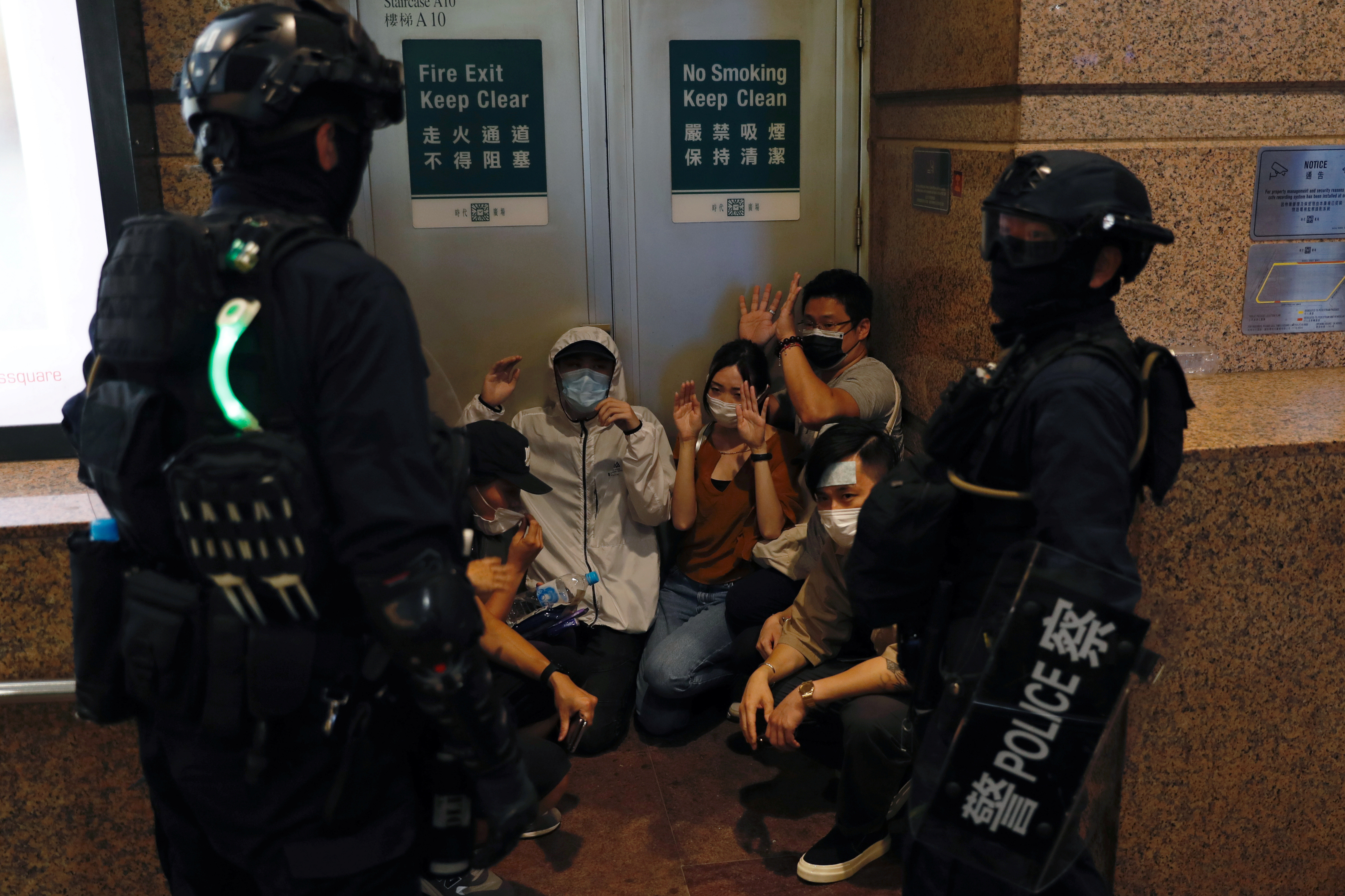 Personas detenidas por la policía antidisturbios durante una marcha contra la ley de seguridad nacional en Hong Kong, China, el 1 de julio de 2020. REUTERS/Tyrone Siu