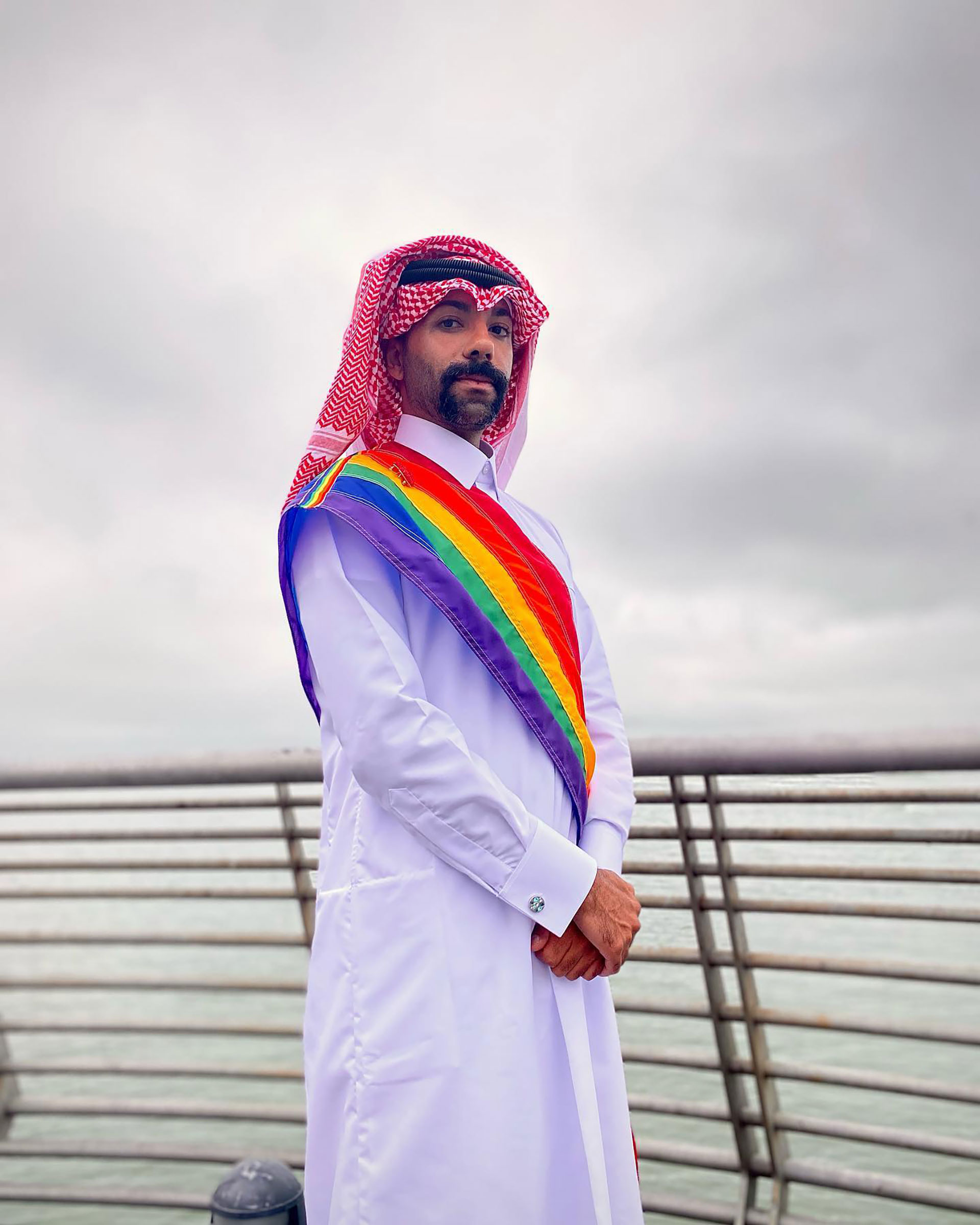 "Desde joven sabía que no encajaba en el país. No era seguro. La comunidad LGBT de Qatar o aquellos que aún residen en Qatar son perseguidos con más severidad que los visitantes", dijo