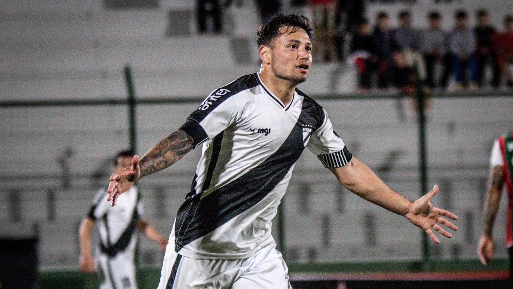 Tras su pol&eacute;mica salida, un ex futbolista revel&oacute; que Mauro Z&aacute;rate quiere volver a V&eacute;lez: 