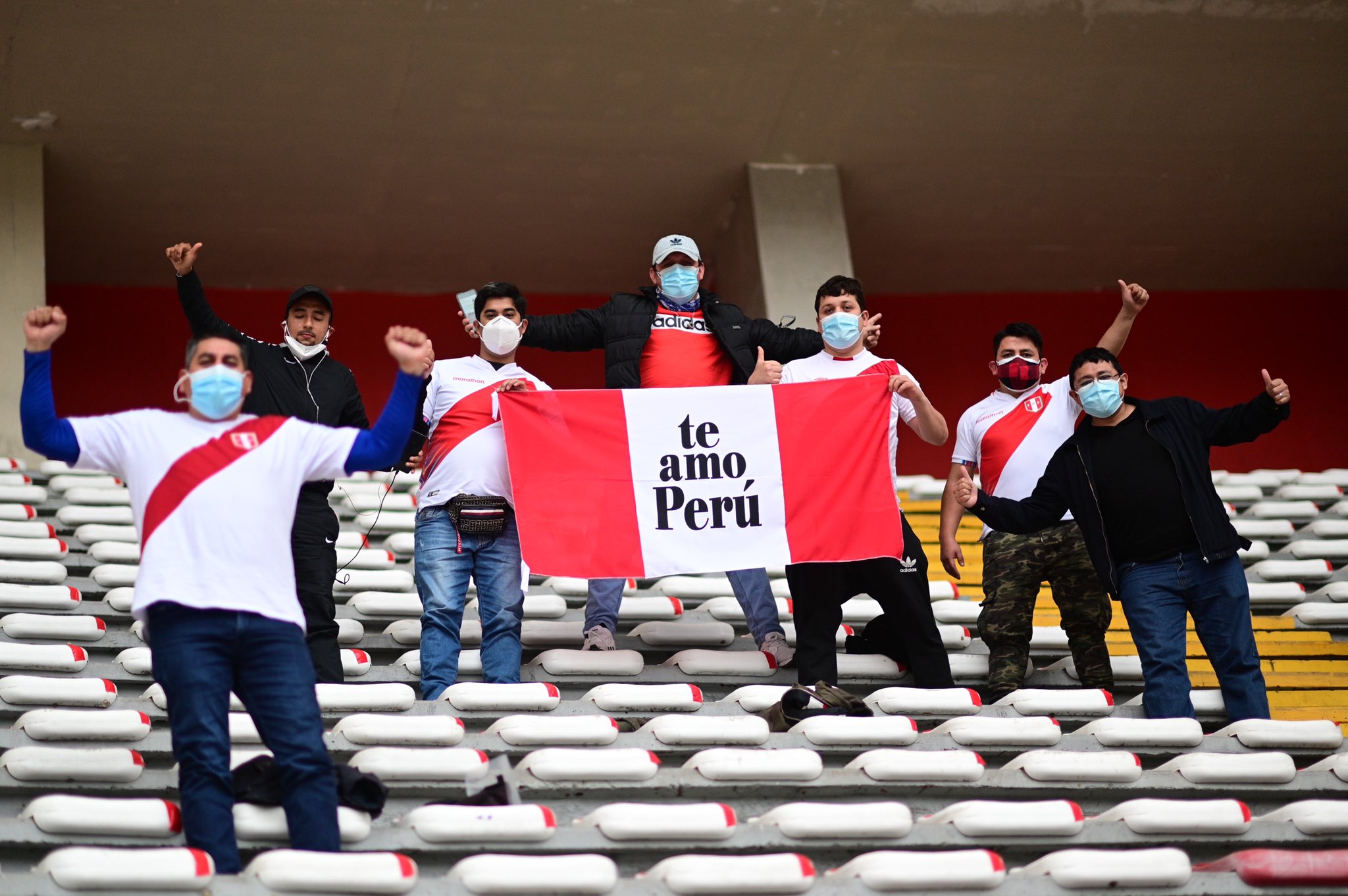 Los hinchas peruanos se hicieron presentes en el Estadio Nacional tras más de un año de ausencia. | Foto: FPF