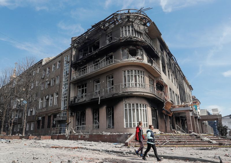 Foto del domingo de residentes caminando delante de un edificio destruido en Mariupol
Abril 10, 2022. REUTERS/Alexander Ermochenko