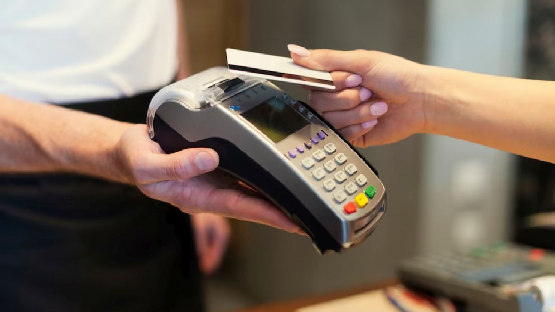 Compras con tarjeta de crédito en dólares: cuál es la forma más conveniente de pagar el resumen