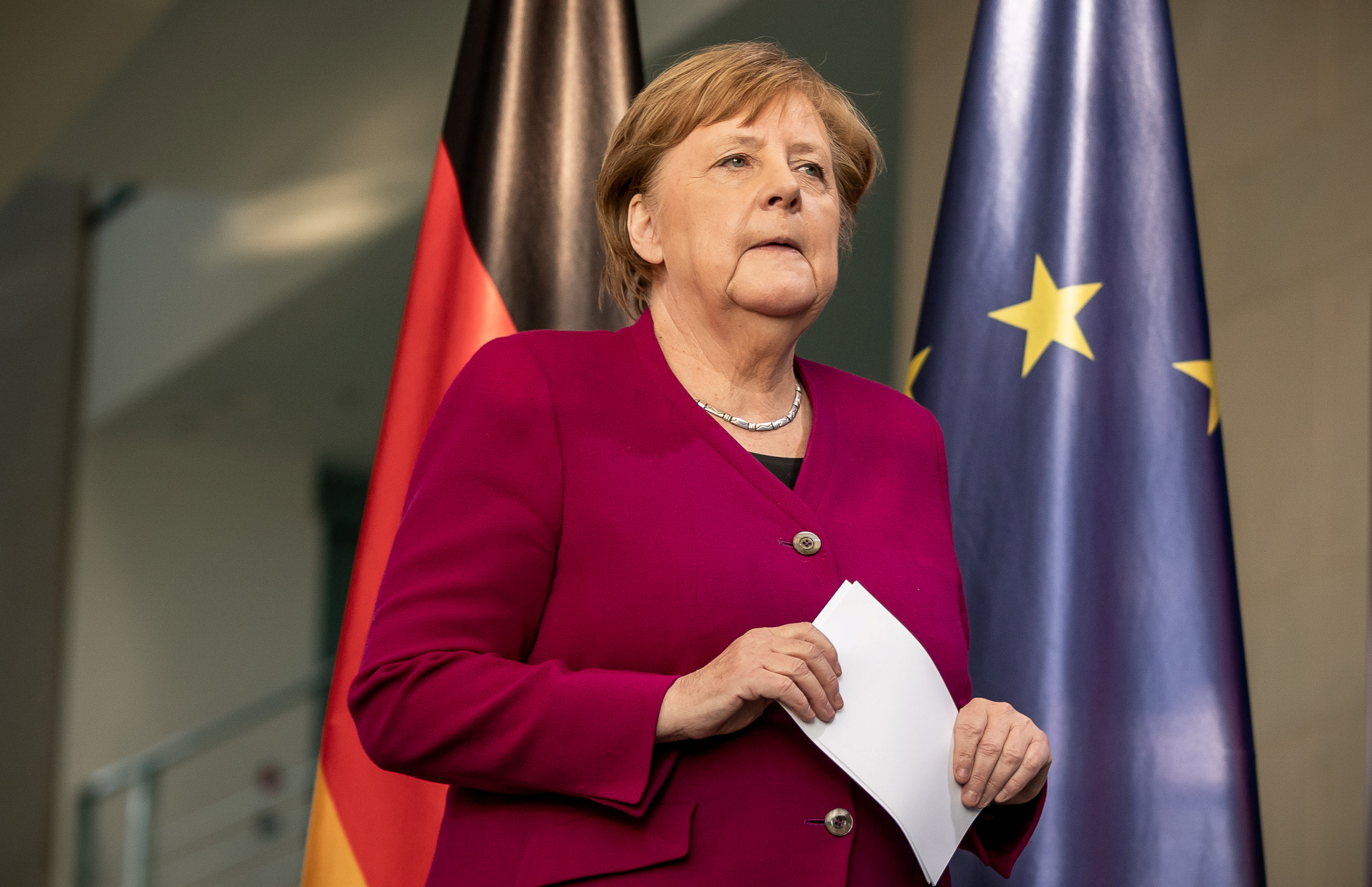 La Canciller alemana Angela Merkel llega para hacer una declaración a los medios de comunicación después de una videoconferencia con los líderes de la UE, el 23 de abril de 2020.   (Michel Kappeler/Pool vía REUTERS)