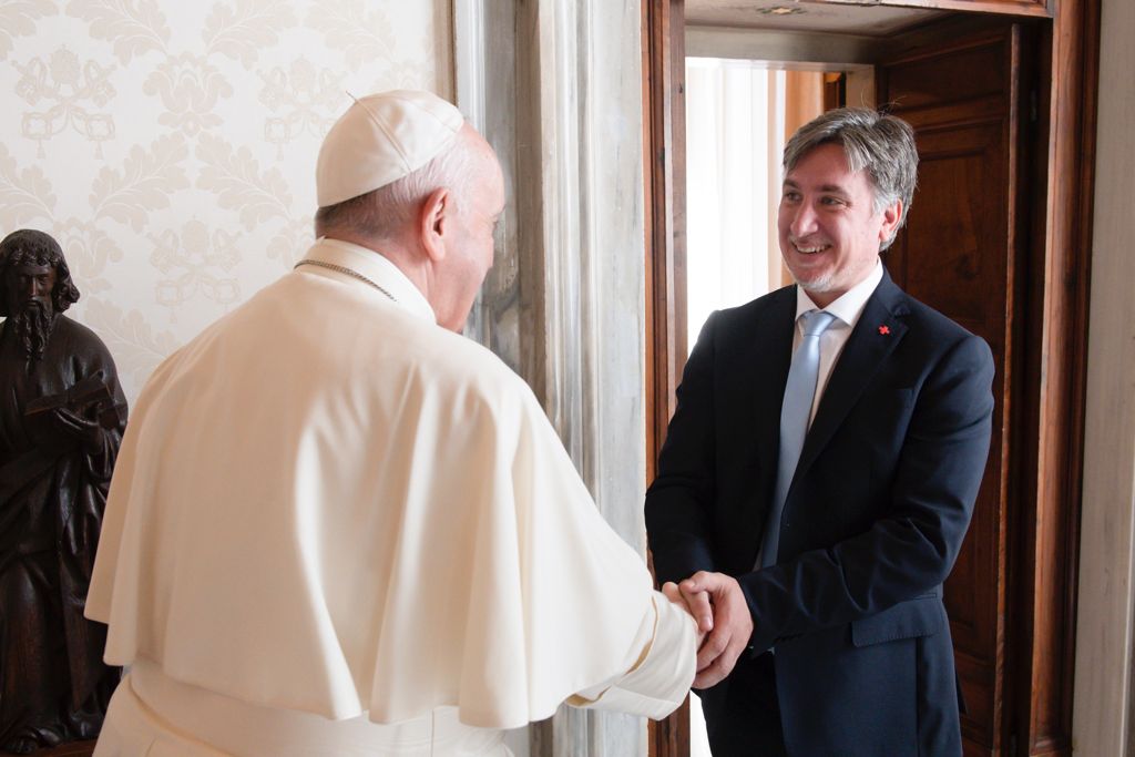Diego Tipping, presidente de la Cruz Roja Argentina, junto al papa Francisco