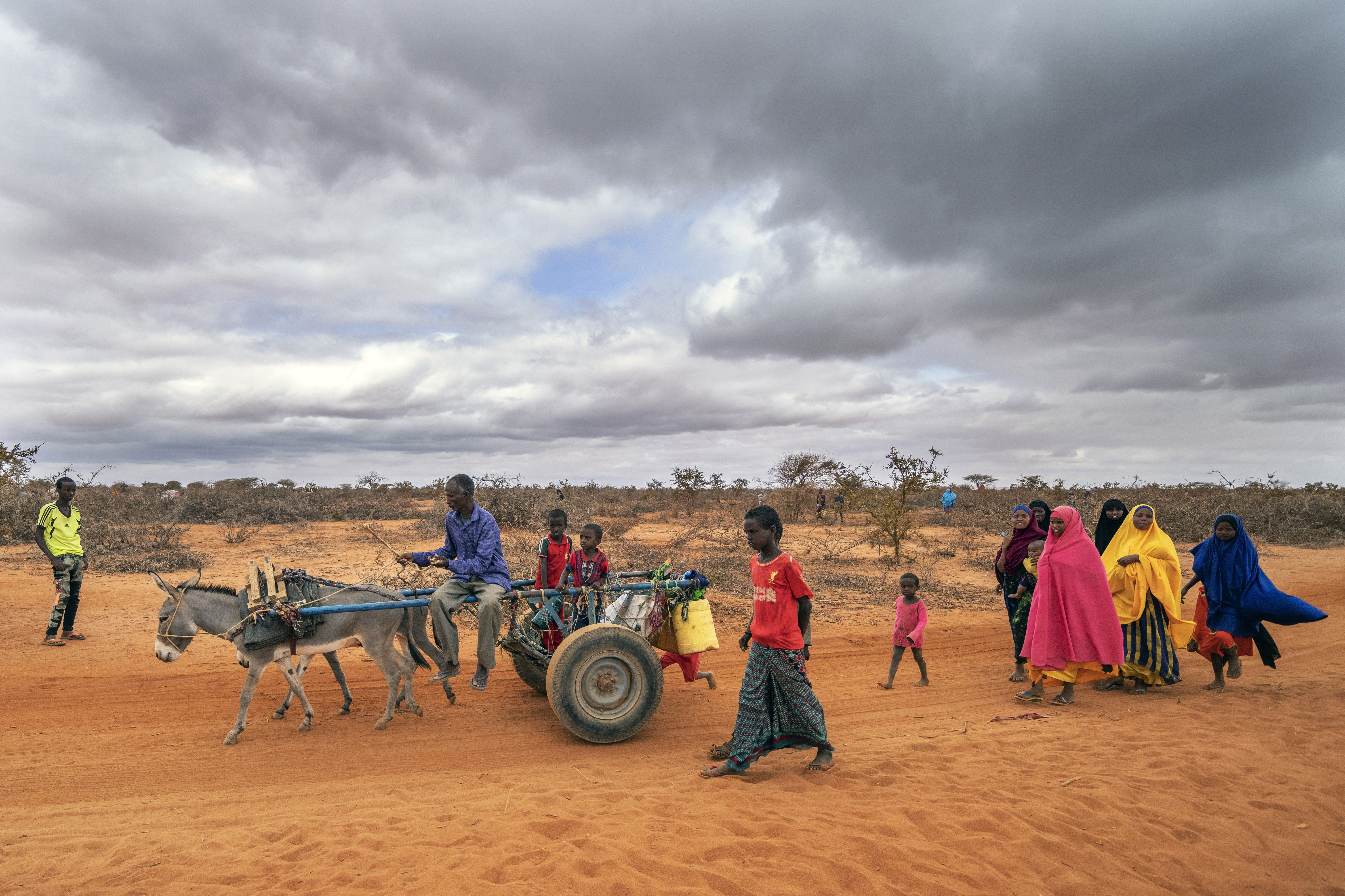 Mohamed Ahmed Diriye llega con otras personas a un campo de desplazados en las afueras de Dollow, Somalia. (Foto AP/Jerome Delay)

