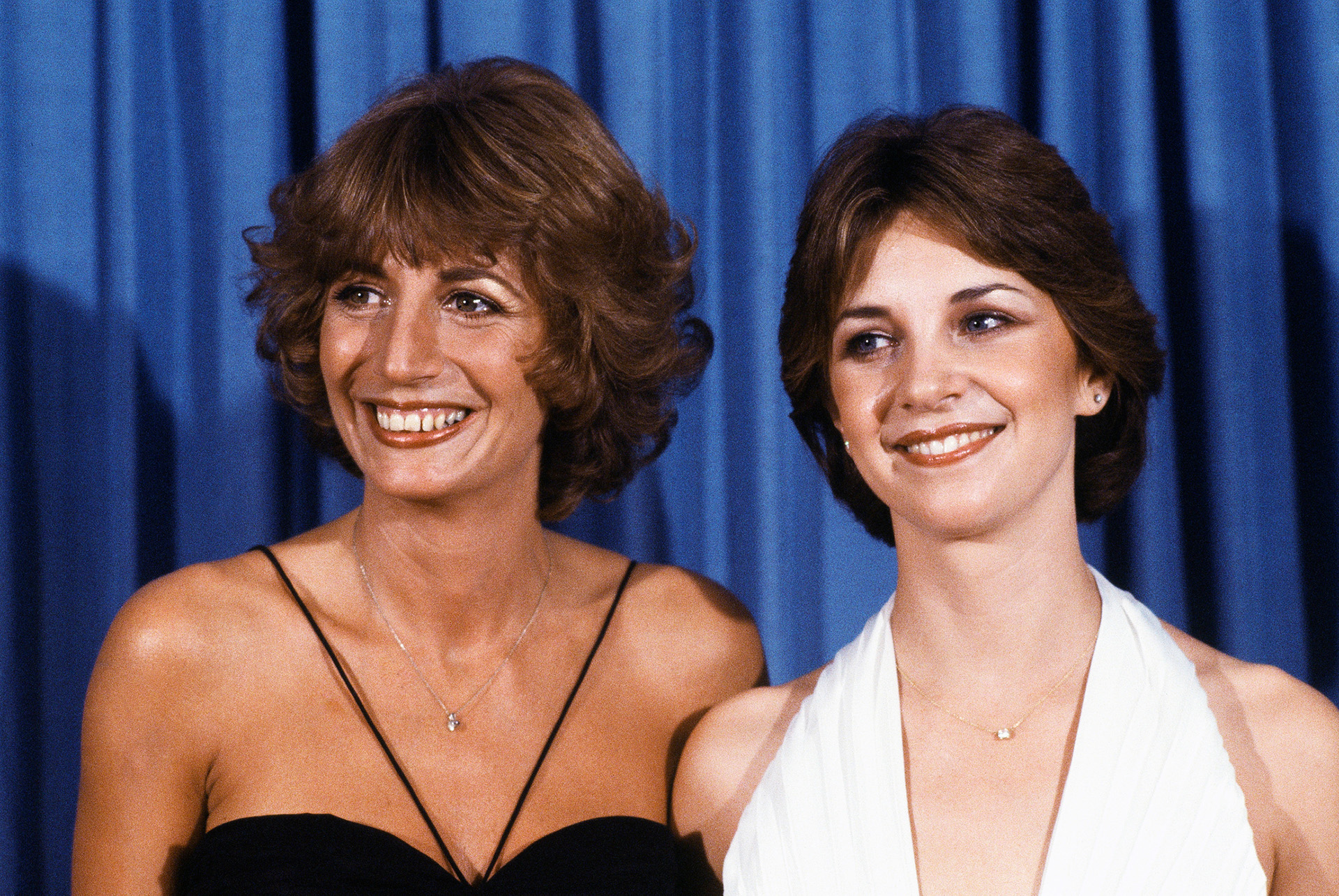 ARCHIVO - Penny Marshal, a la izquierda, y Cindy Williams de la serie de comedia "Laverne & Shirley" aparecen en los Premios Emmy en Los Ángeles el 9 de septiembre de 1979.  (AP Photo/George Brich, File)