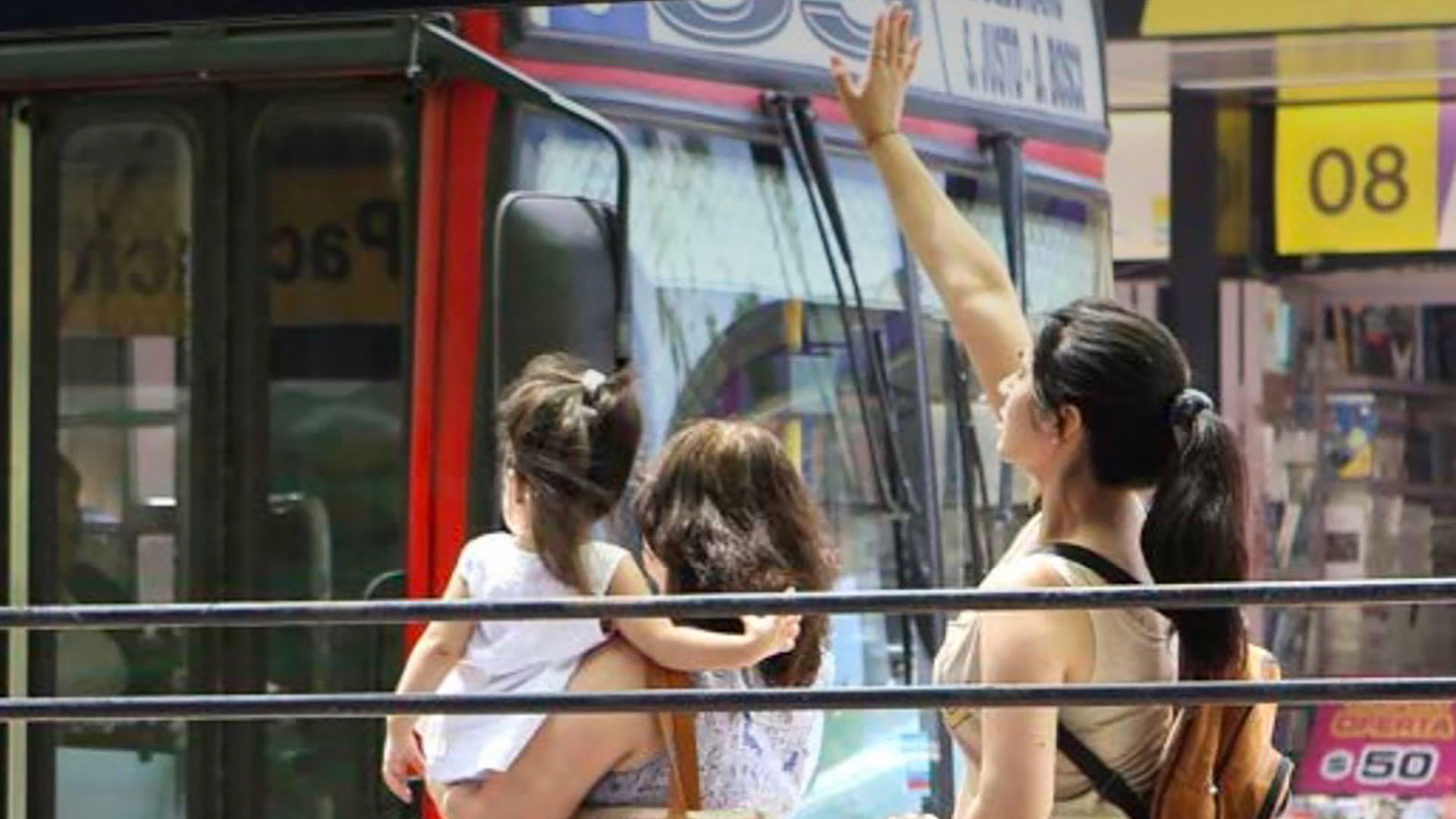 El uso del transporte no es igual. Las cuidadoras y empleadas domésticas necesitan tomar colectivos para llegar a su trabajo y no pueden trabajar desde sus casas.