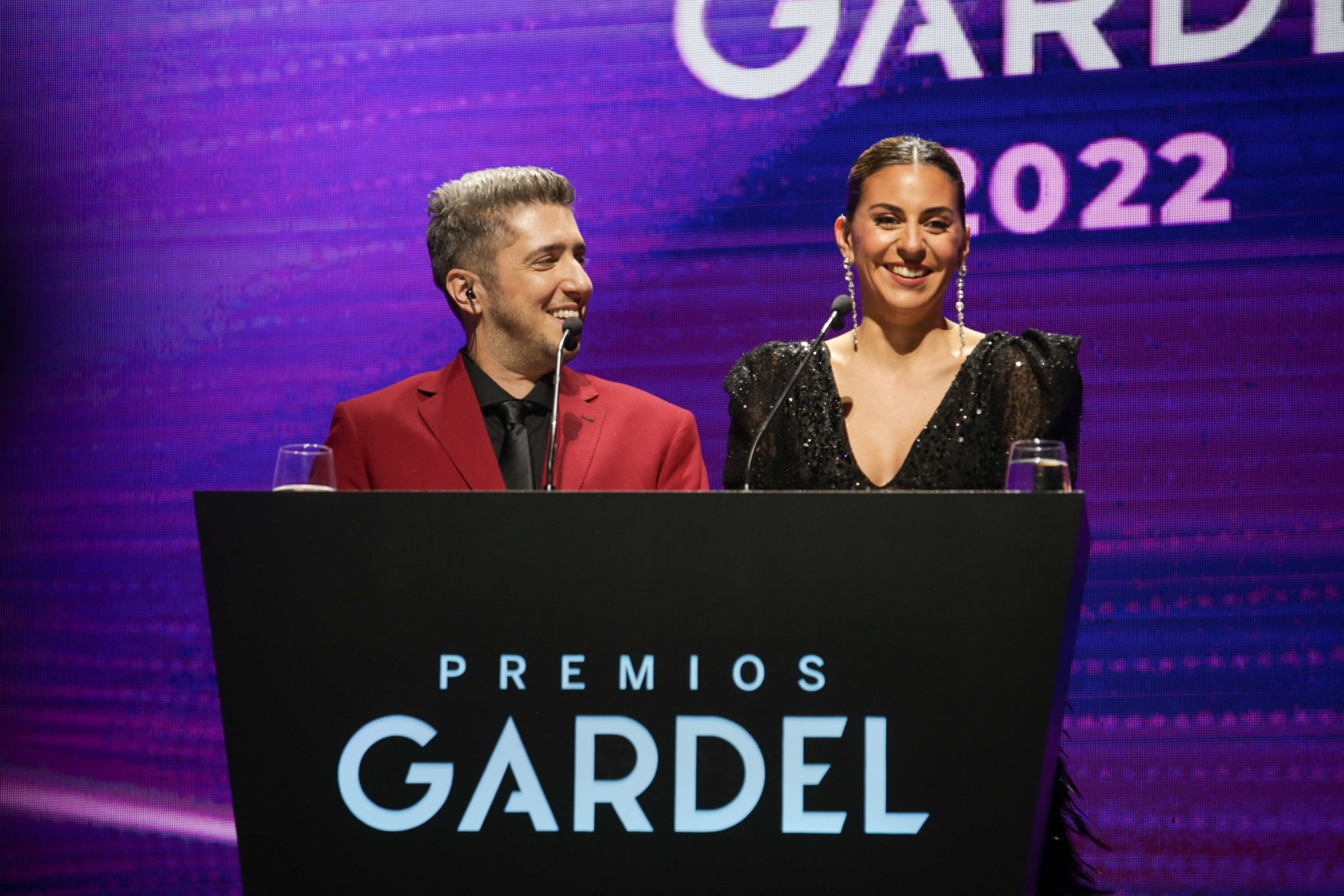 Jey Mammon y Eleonora “La Beba” Pérez Caressi fueron los conductores de la ceremonia de entrega (Prensa: Premios Gardel)