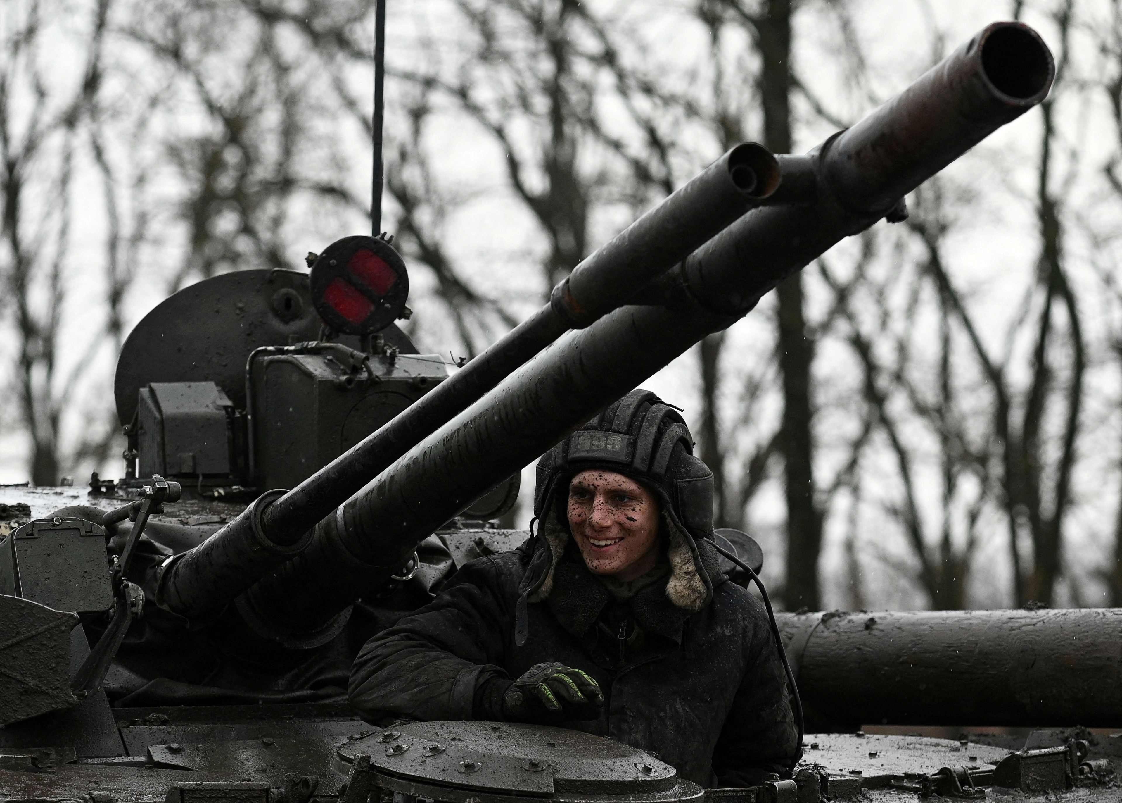 Soldados rusos a bordo de un tanque (REUTERS/Sergey Pivovarov/Archivo)