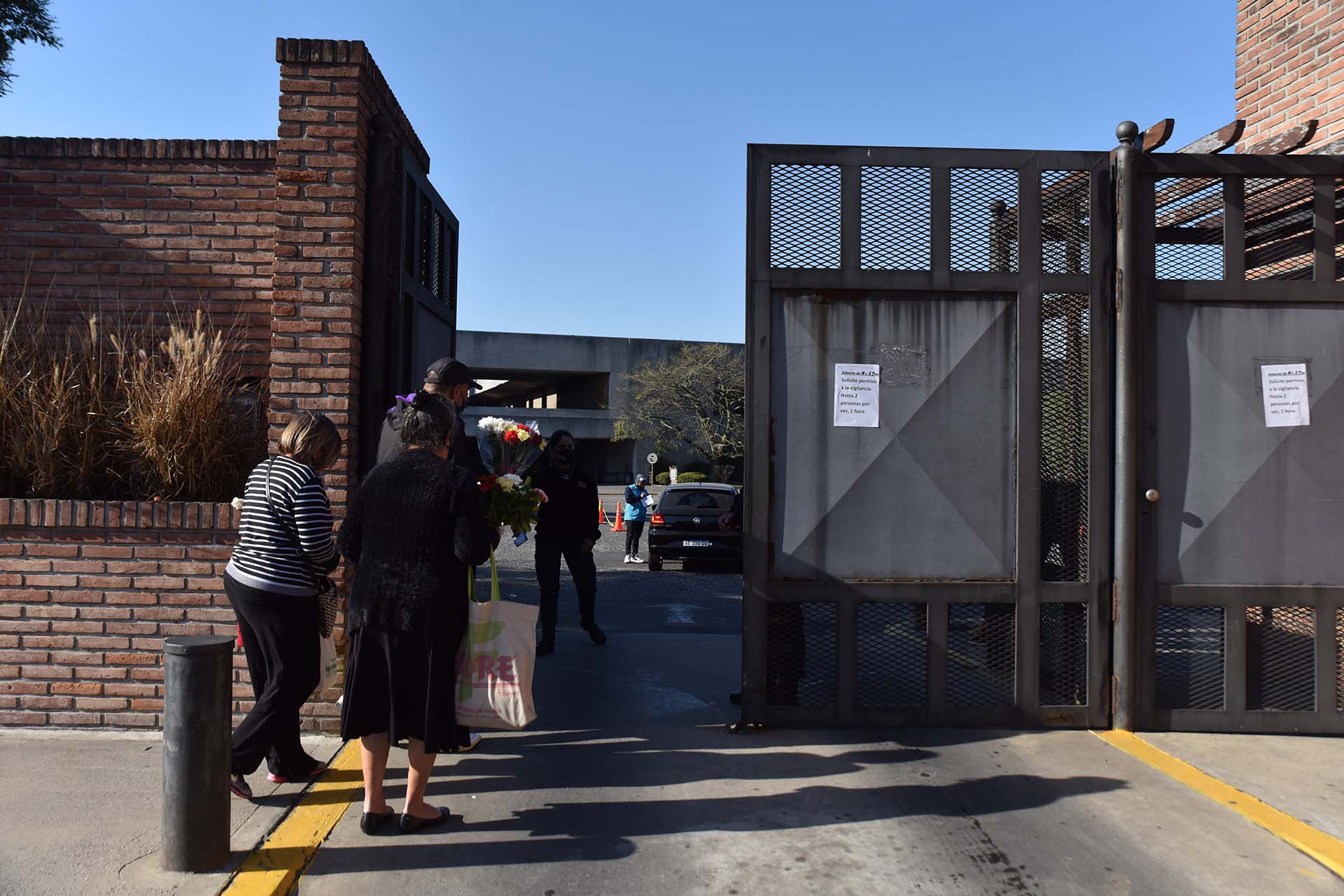 Muchas personas se acercaron a los cementerios en el primer día de reapertura