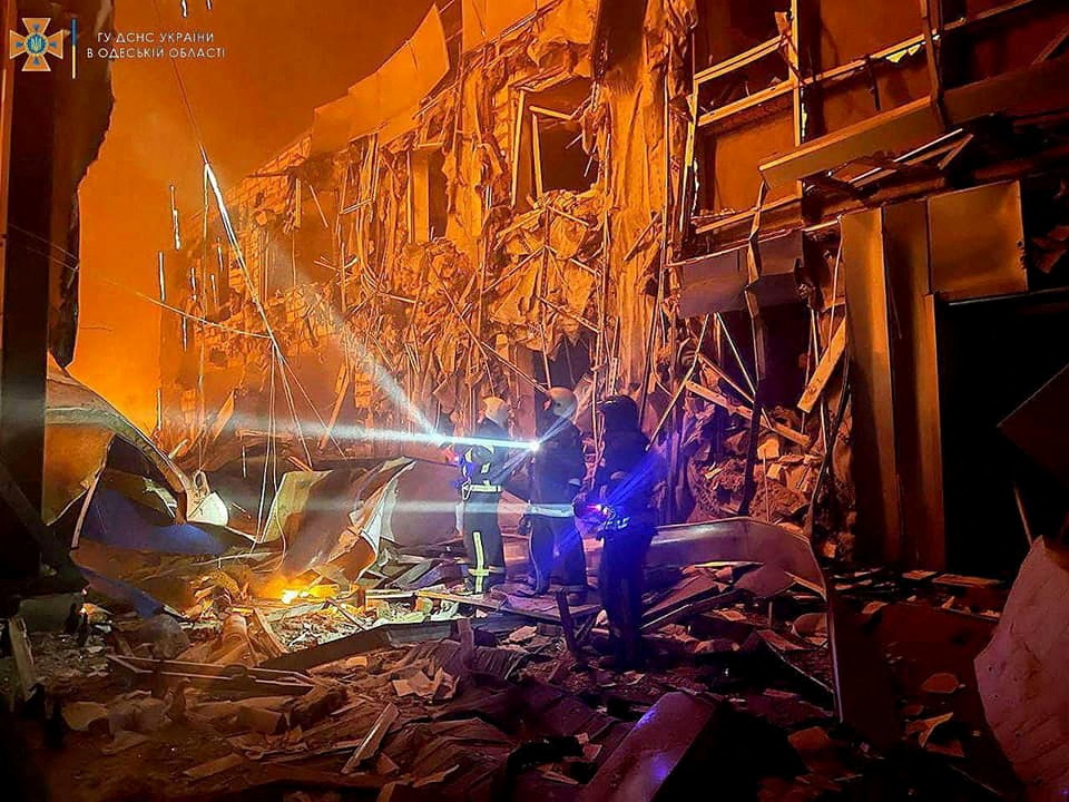 La devastación causada por un bombardeo ruso en Odesa (State Emergency Service of Ukraine via REUTERS)
