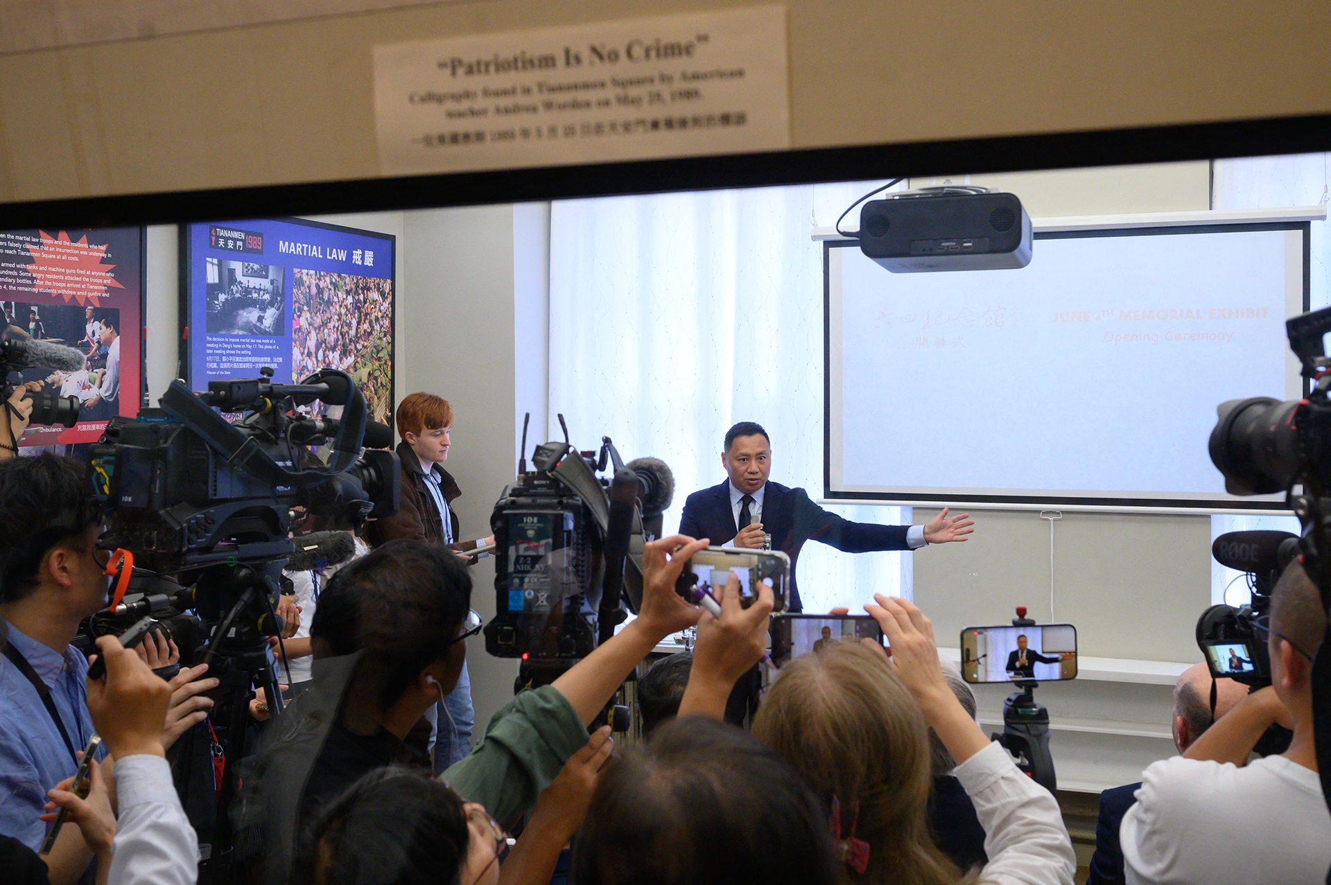 El activista del movimiento democrático chino Wang Dan habló durante la inauguración del Museo Conmemorativo de Tiananmen del 4 de junio en Nueva York (Ed Jones/ AFP)