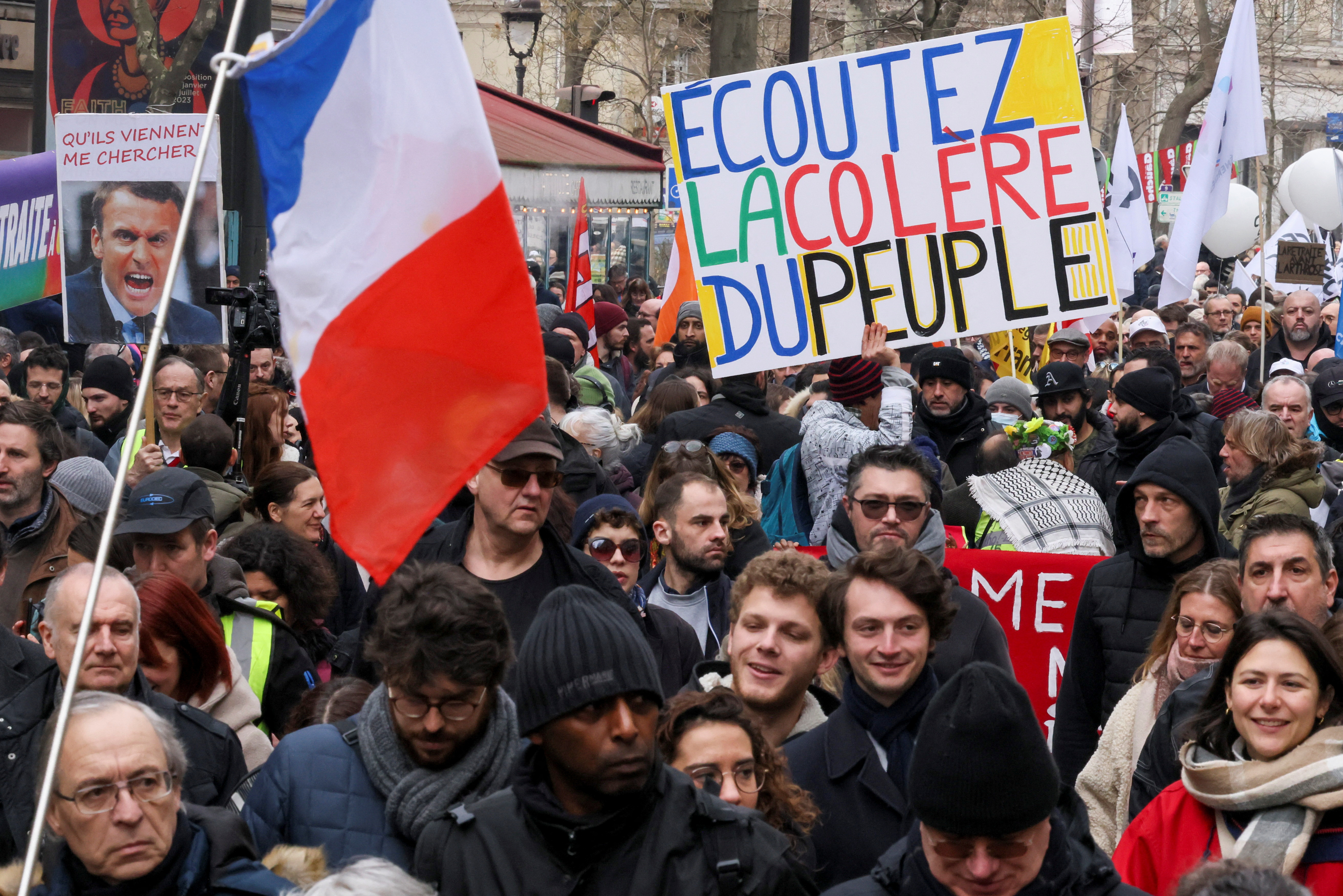 Personas asisten a una manifestación contra el plan de reforma de las pensiones del gobierno francés como parte del cuarto día de protestas nacionales, en París, Francia, 11 de febrero de 2023. REUTERS/Yves Herman