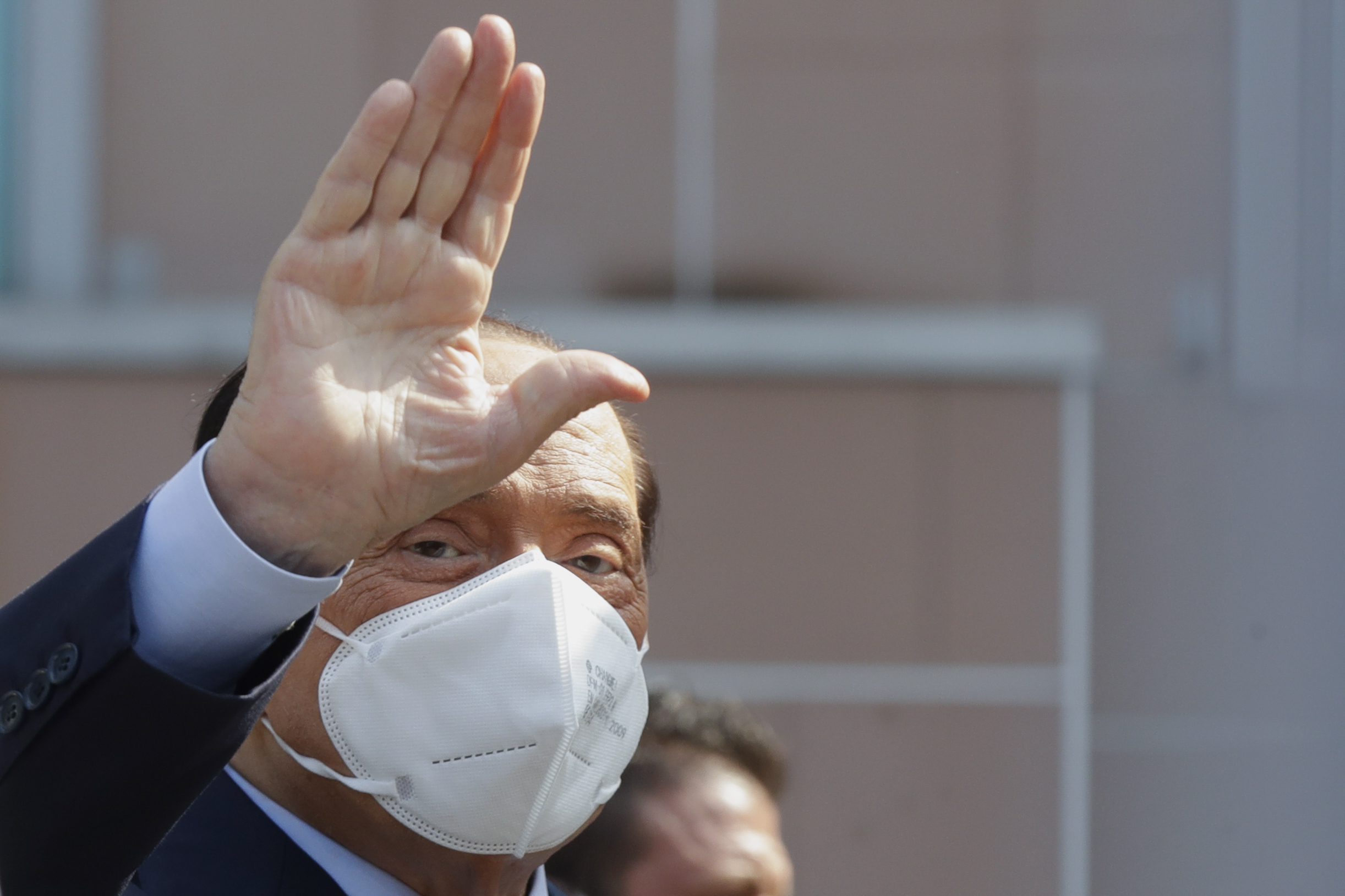 En esta imagen de archivo, Silvio Berlusconi saluda a la salida del hospital San Raffaele de Milán, el 14 de septiembre de 2020. (AP Foto/Luca Bruno, archivo)