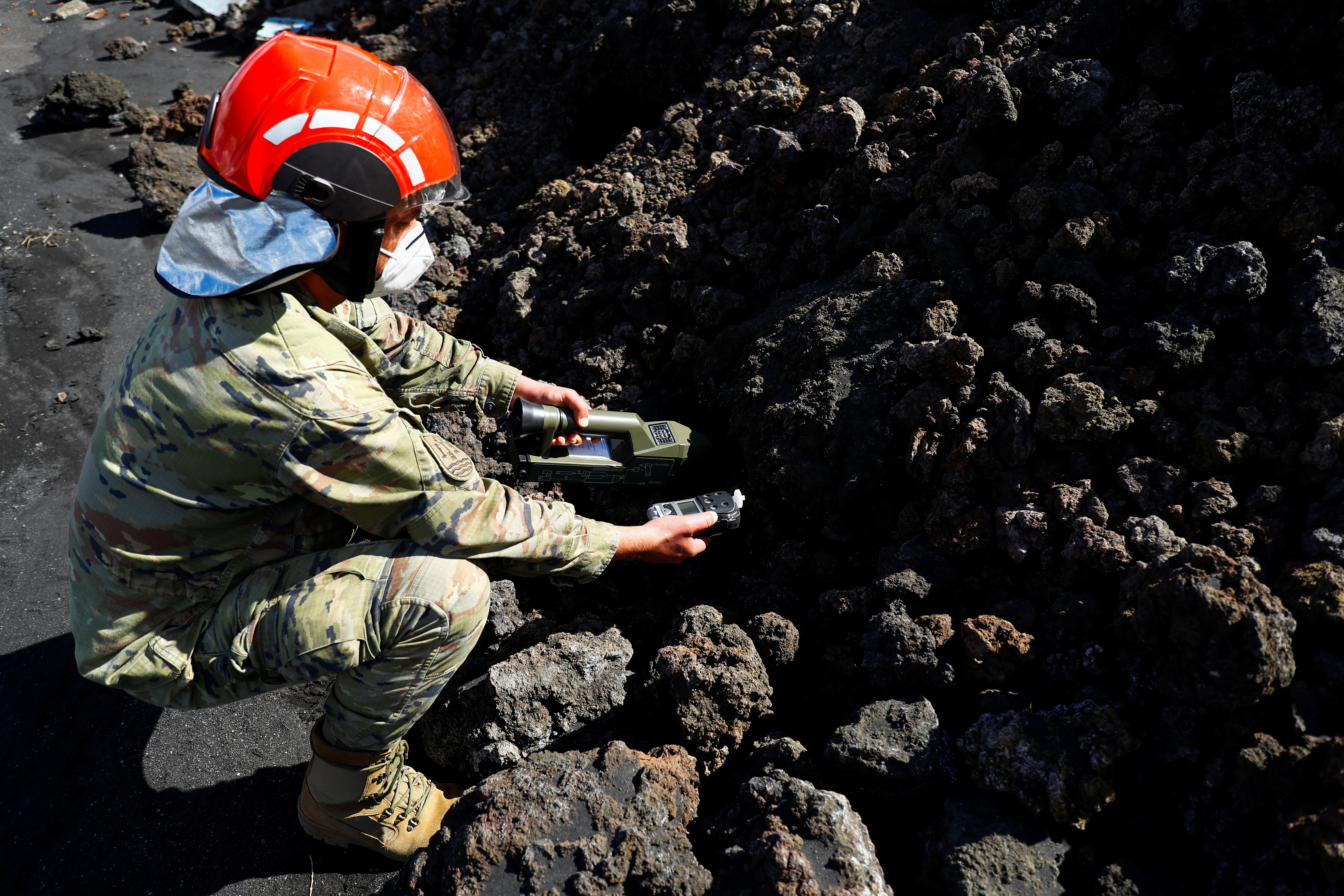 Un militar mide los niveles de gas (Foto: REUTERS/Borja Suarez)