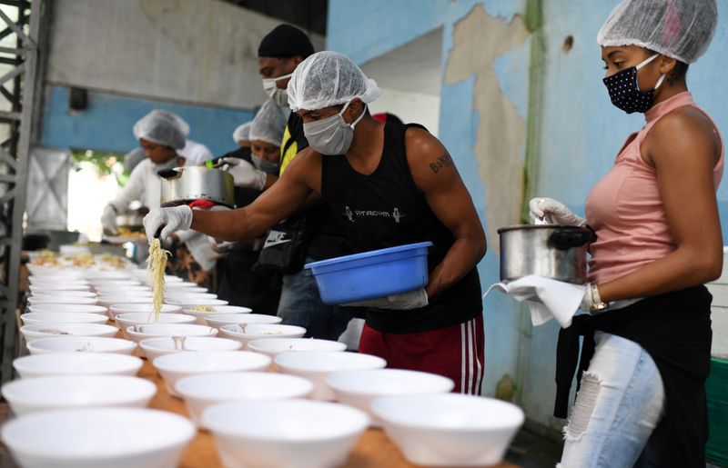 Residentes de Chapeu Mangueira preparan alimentos para distribuir a personas sin hogar en Copacabana, Río de Janeiro, Brasil, 11 abril 2020.
REUTERS/Lucas Landau