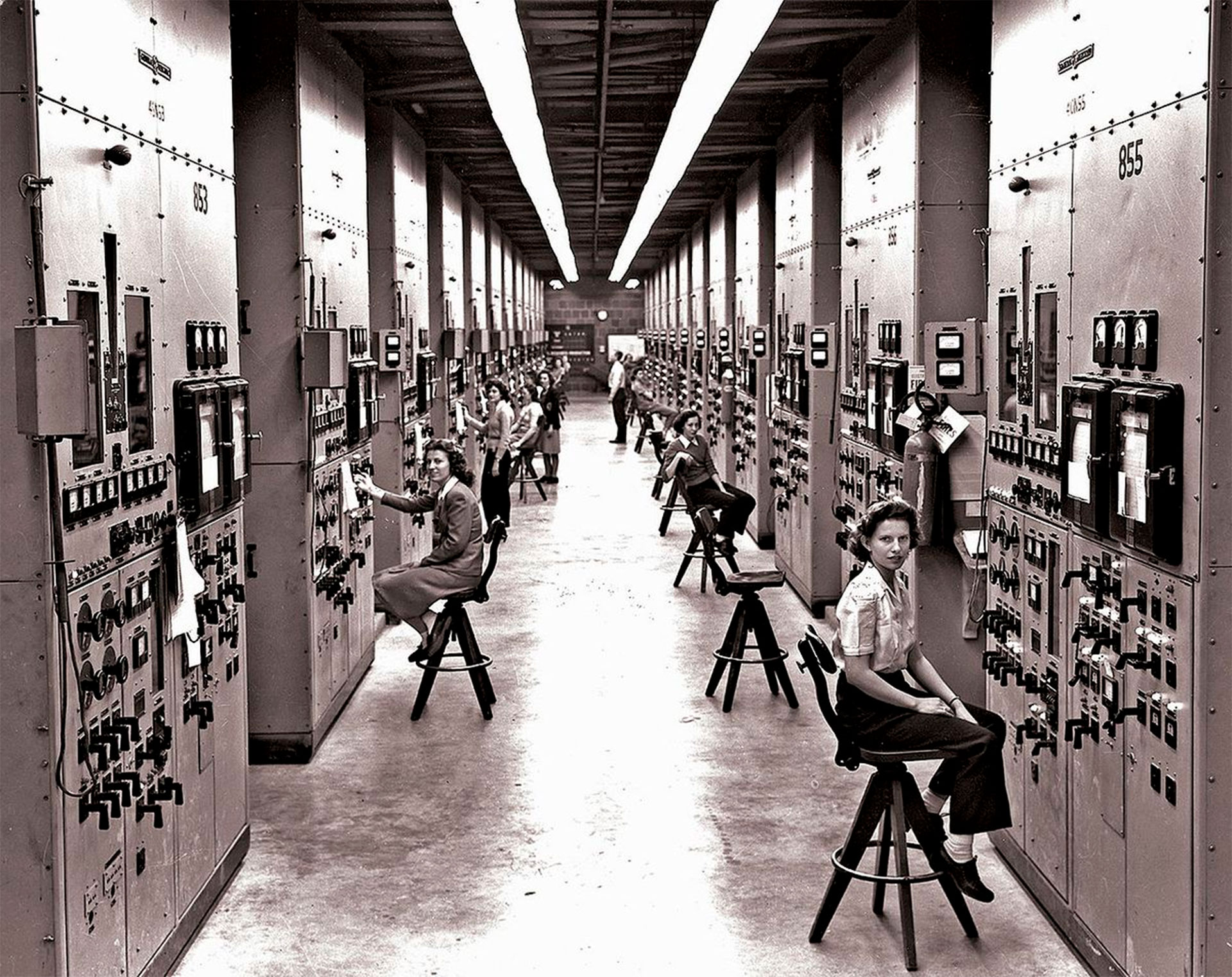 'Calutron Girls' monitoreando un espectrómetro de masas durante el Proyecto Manhattan, el secreto era tal que estas chicas no sabían que estaban haciendo. Foto Ed Westcott