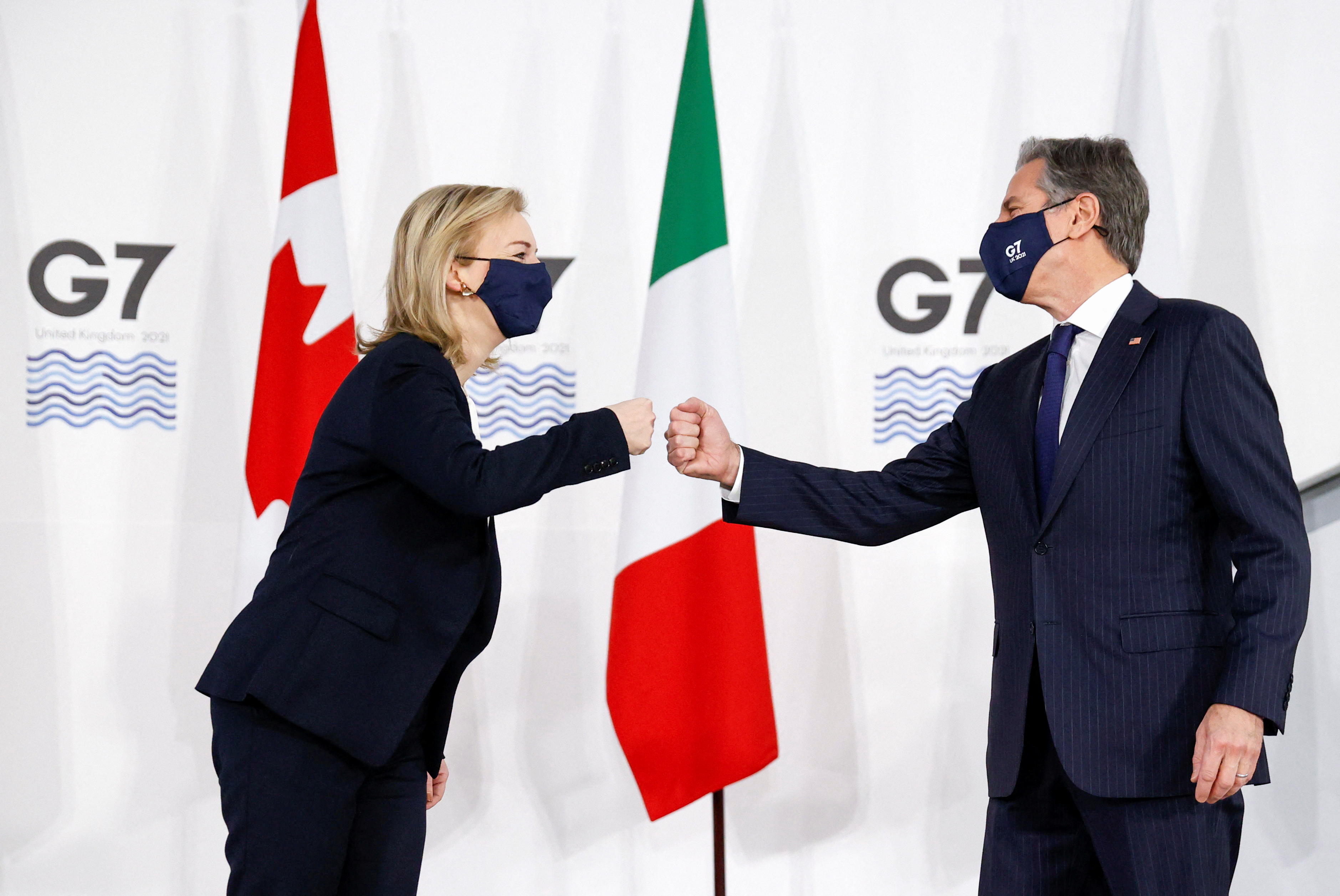 La ministra de Asuntos Exteriores británica, Liz Truss, y el secretario de Estado estadounidense, Antony Blinken, se saludan en el Museo de Liverpool durante el primer día de la cumbre de ministros de Asuntos Exteriores y de Desarrollo del G7 en Liverpool, Gran Bretaña, el 11 de diciembre de 2021. REUTERS/Phil Noble