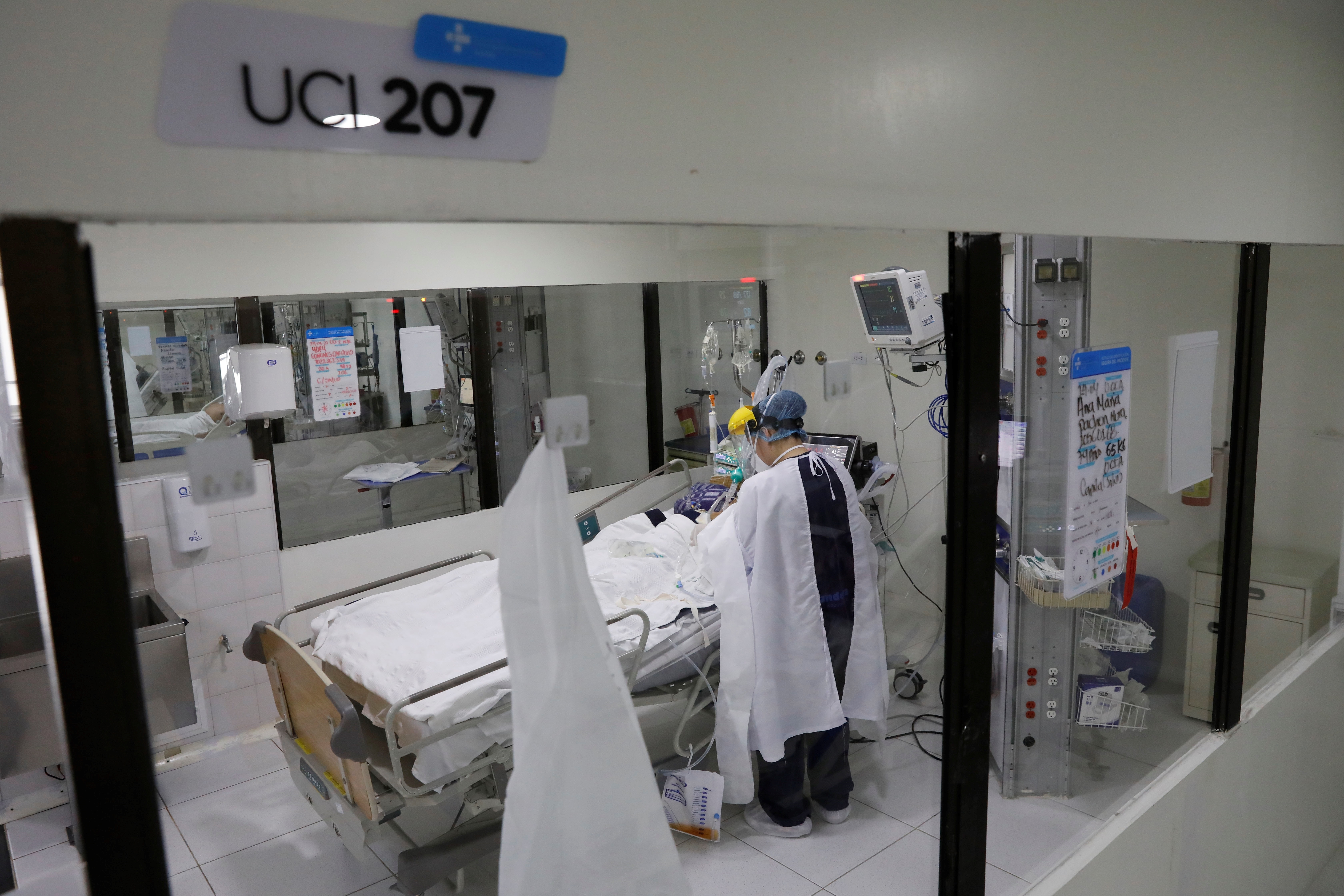 Personal médico trabaja en una unidad de cuidados intensivos en el Hospital El Tunal, en Bogotá (Colombia). EFE/Carlos Ortega/Archivo
