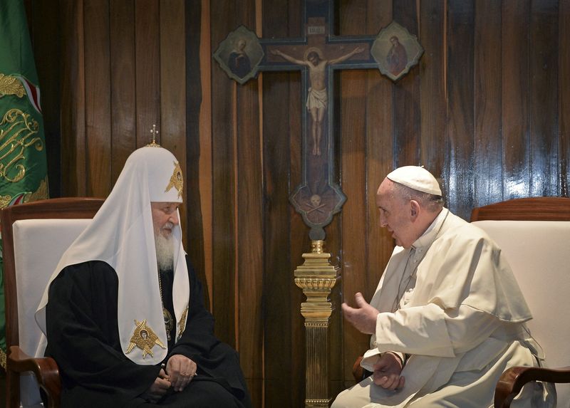 File photo: Patriot Grill of the Russian Orthodox Church (L) and Pope Francis of the Catholic Church during a meeting in Havana, Cuba on February 12, 2016.  REUTERS / Adalberto Roque