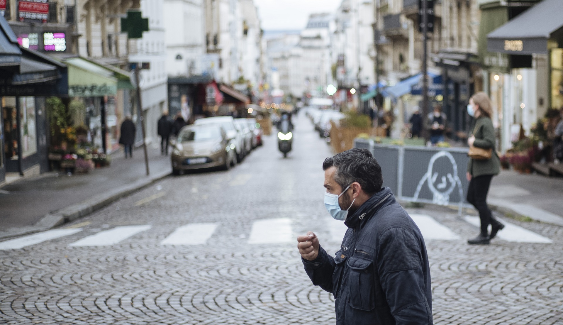 Un hombre con una mascarilla camina en el barrioa de Montmartre (AP Photo/Lewis Joly)