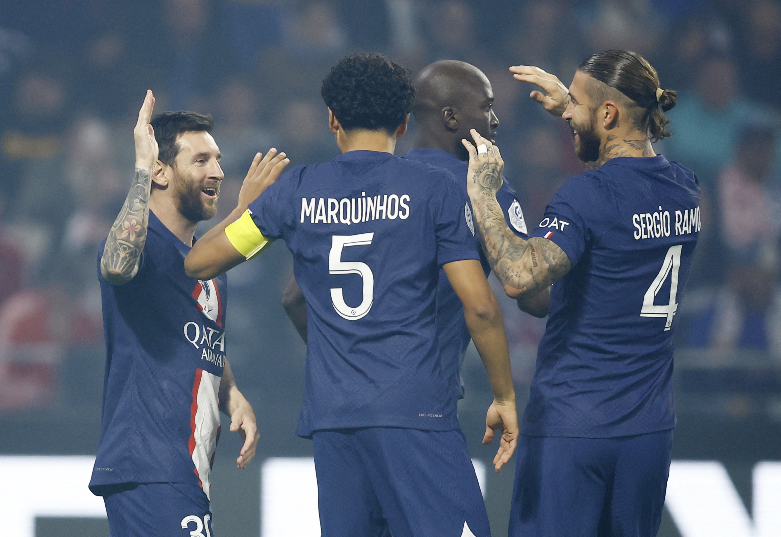 Sergio Ramos, Marquinhos, Danilo Pereira y Messi celebran un gol del argentino en el PSG (REUTERS/Stephane Mahe)