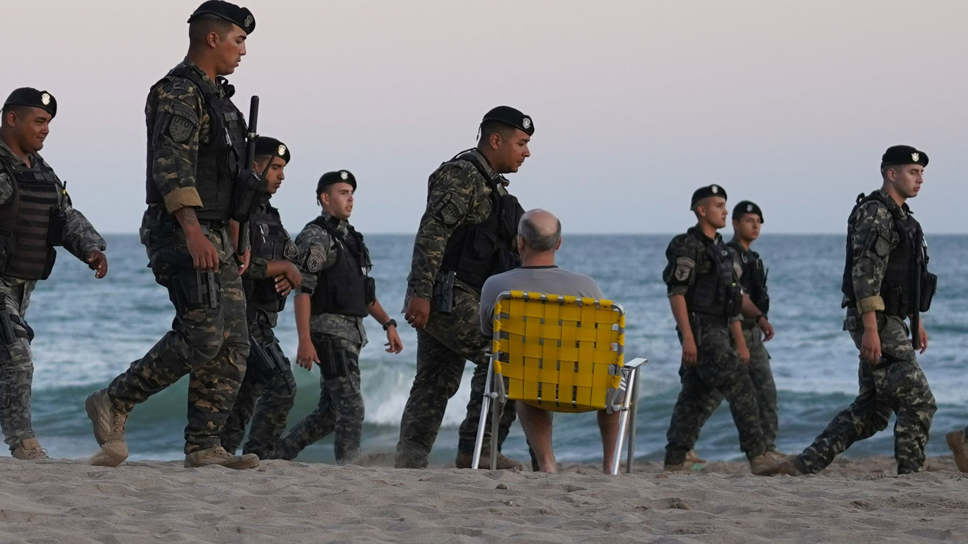 Los policías bajan a la arena cuando finaliza el el horario del dispositivo de seguridad en playas
