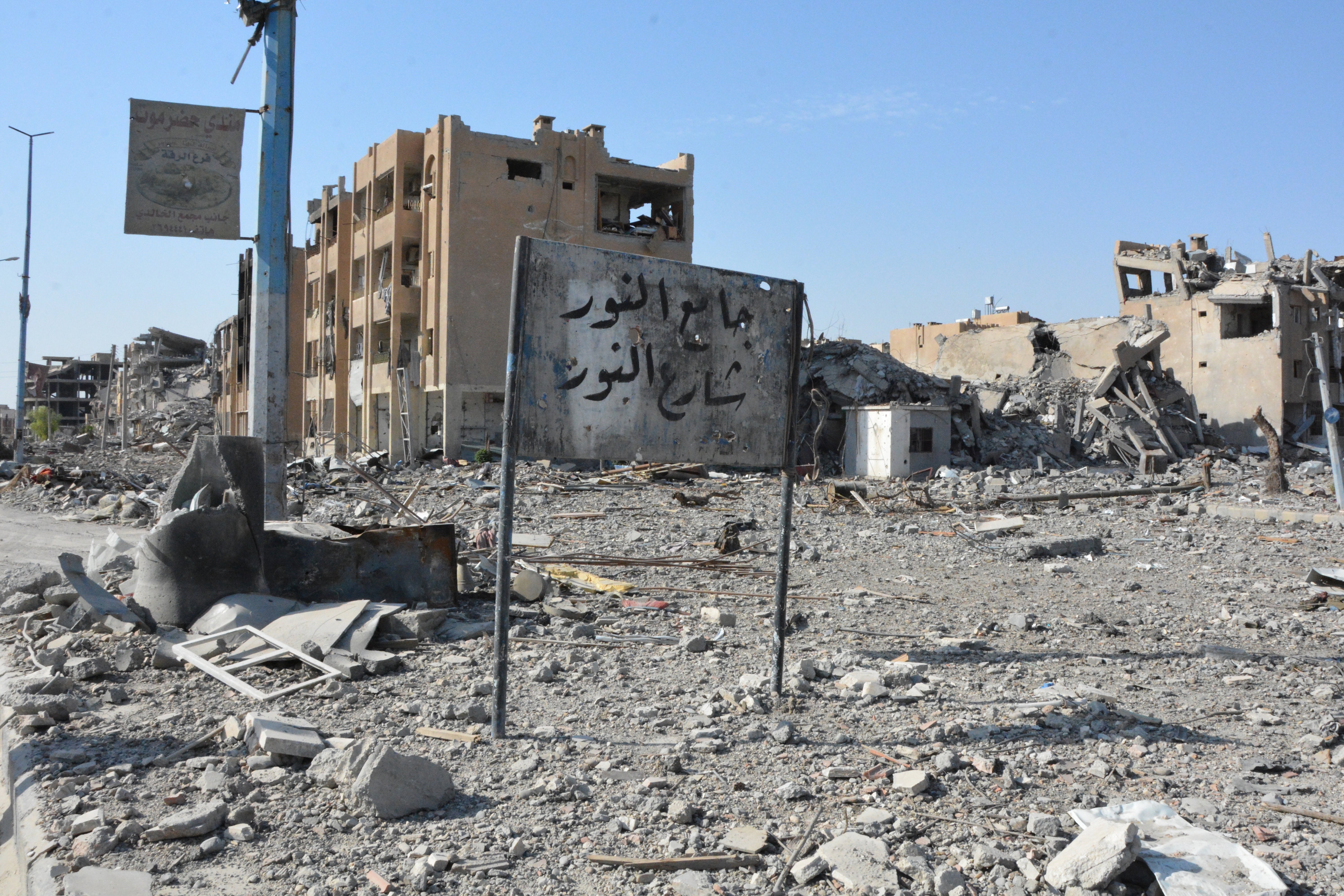 Un cartel en medio de la ciudad destruida de Al Raqqa. EFE/ Youssef Rabih Youssef/ Archivo
