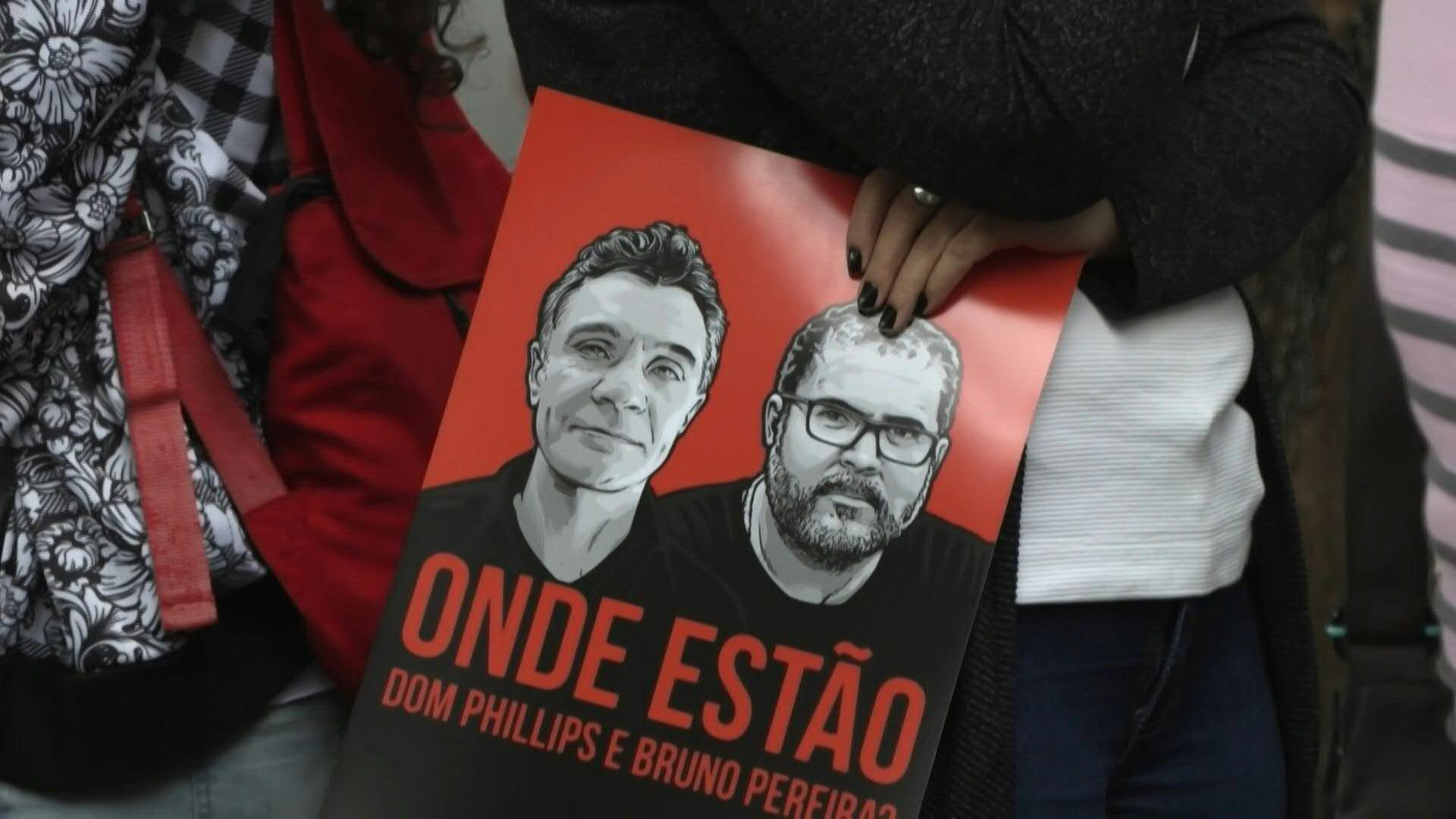 El presidente de Brasil, Jair Bolsonaro, informó el lunes que se encontraron "vísceras humanas" durante la búsqueda del periodista británico Dom Phillips y el experto indigenista Bruno Pereira, desaparecidos hace una semana en la Amazonía, y reconoció que "los indicios llevan a creer que hicieron alguna maldad con ellos"