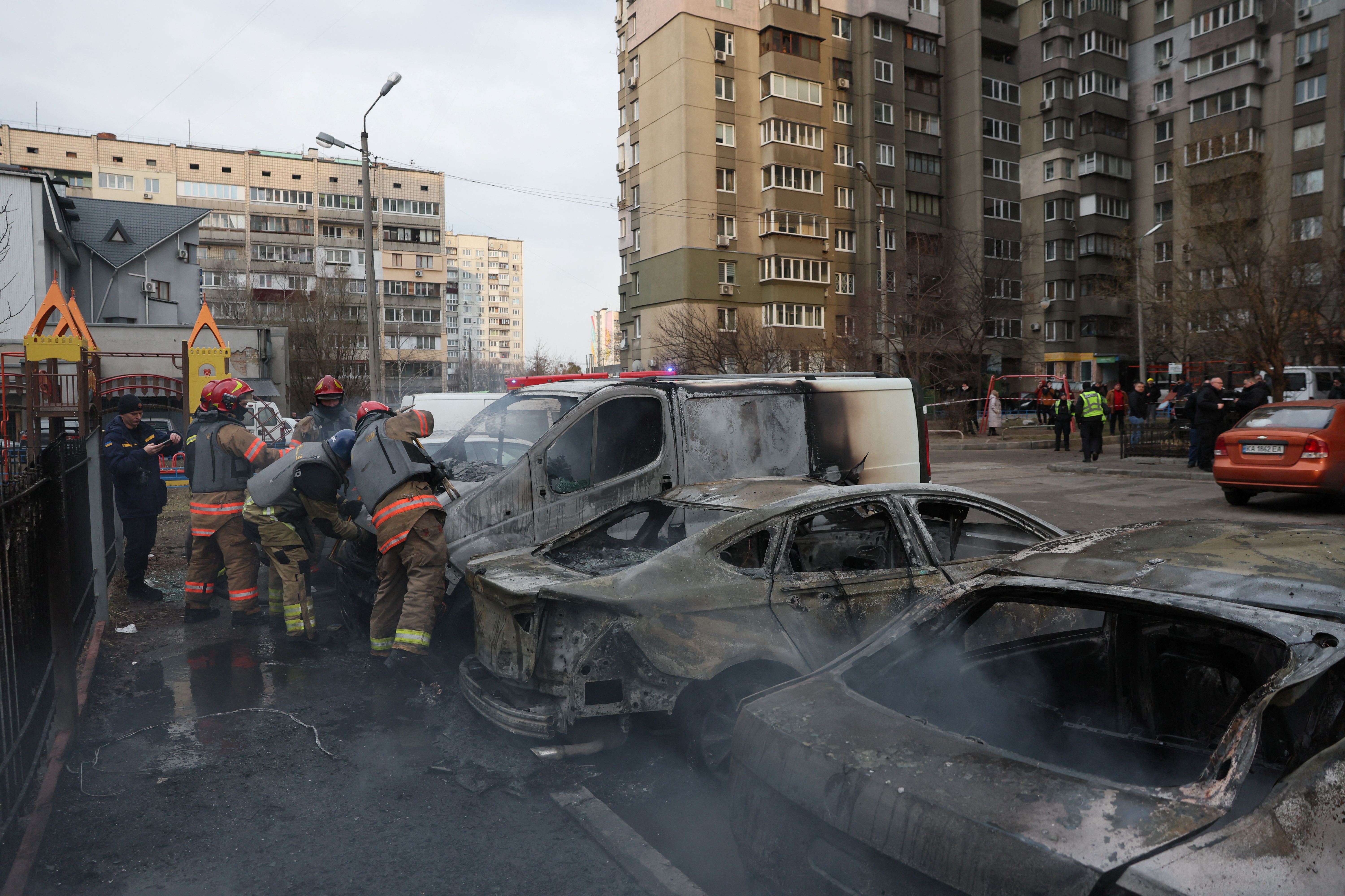 Bomberos trabajan en Kiev tras el impacto de un misil ruso este jueves (Reuters)