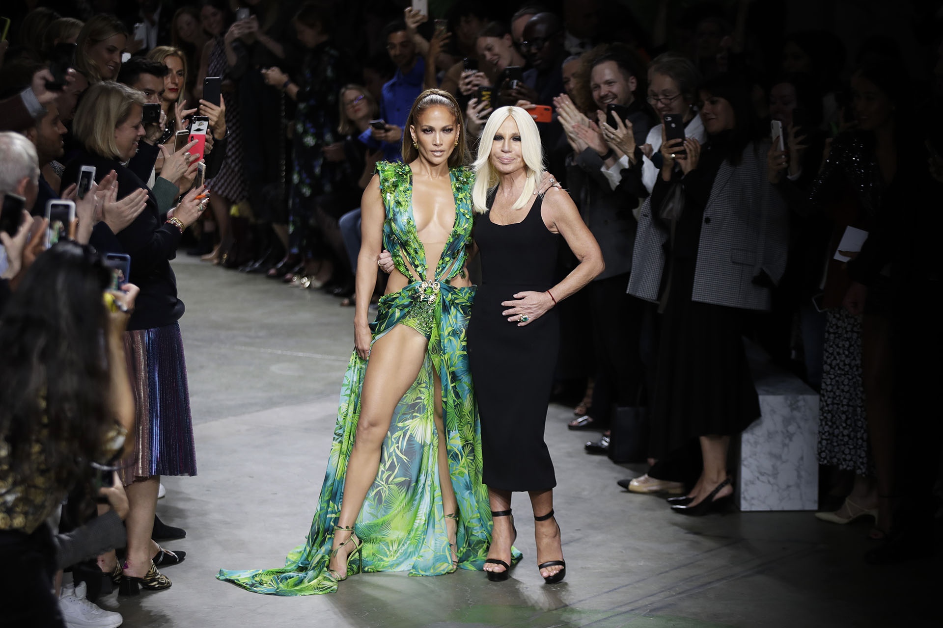 Vestido fashion verde versace jennifer lopez