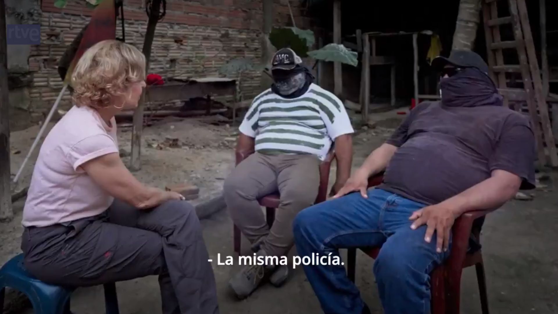 Narcotraficantes peruanos aseguran que la Policía Nacional les provee de armamento en documental español