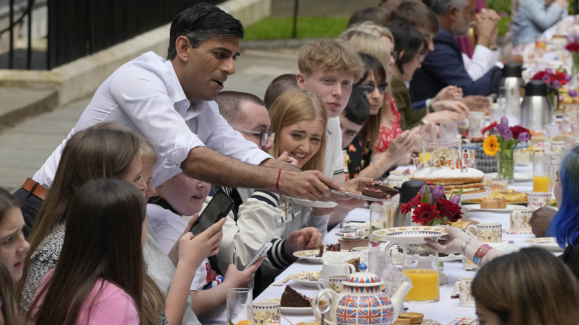  Los invitados al gran almuerzo incluyen héroes de la comunidad y ucranianos desplazados por la guerra y grupos de jóvenes. (AP foto/Frank Augstein, Pool)