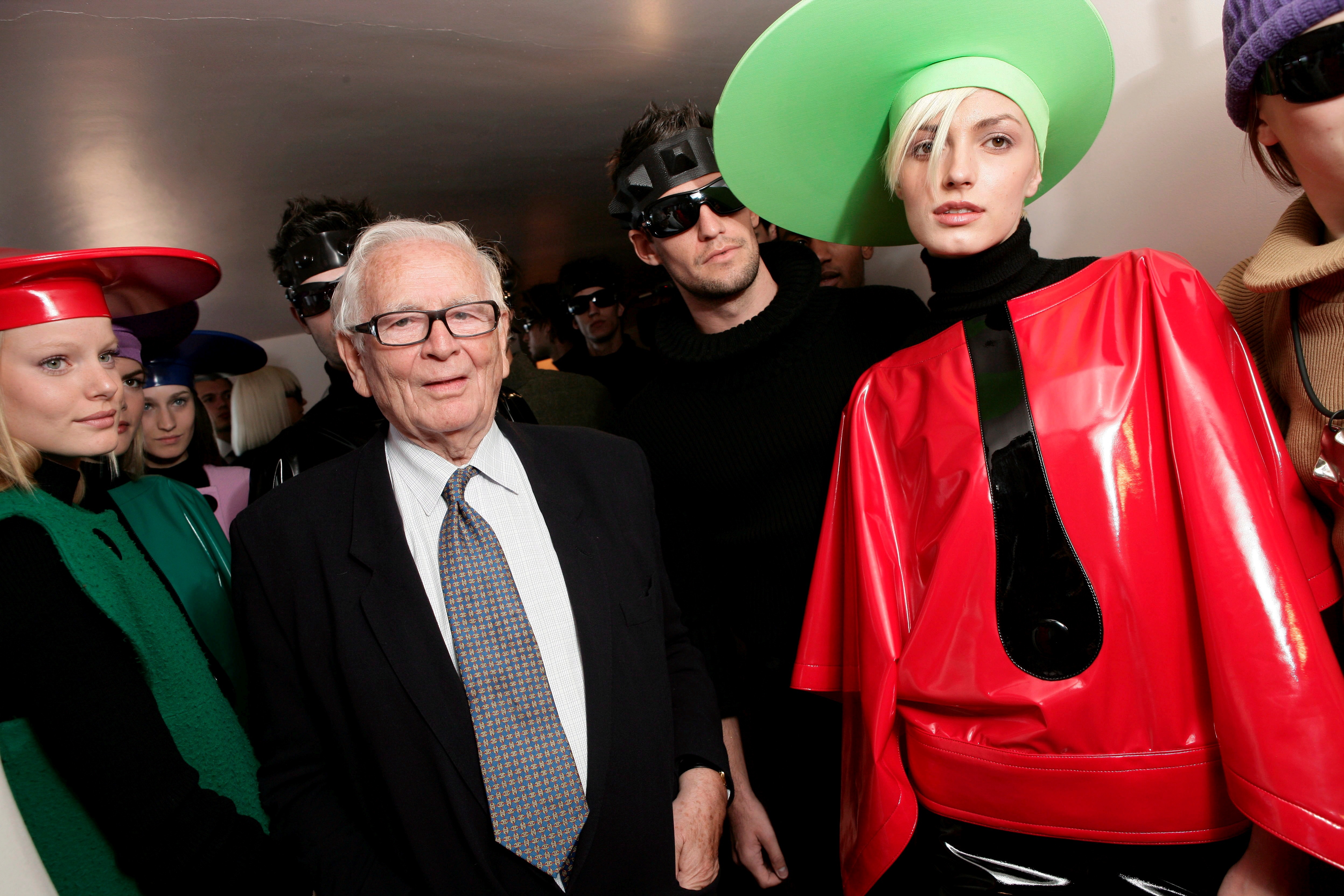 Pero también Cardin es considerado como uno de los padres fundadores de la moda futurista. Creó sus looks directamente sobre sus modelos, trabajando con colores vivos y materiales que antes no se consideraron aptos para la moda, como el plástico, el vinilo y la fibra sintética y así fue como revolucionó y fue rechazado por la cámara de la alta costura en un primer momento