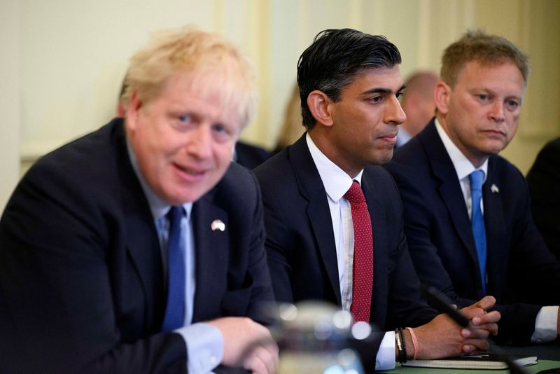 Imagen de archivo del primer ministro británico, Boris Johnson (izq), junto al secretario de Finanzas, Rishi Sunak, durante una reunión de gabinete en Downing Street, Londres, Reino Unido. 7 junio 2022. Leon Neal/Pool vía Reuters