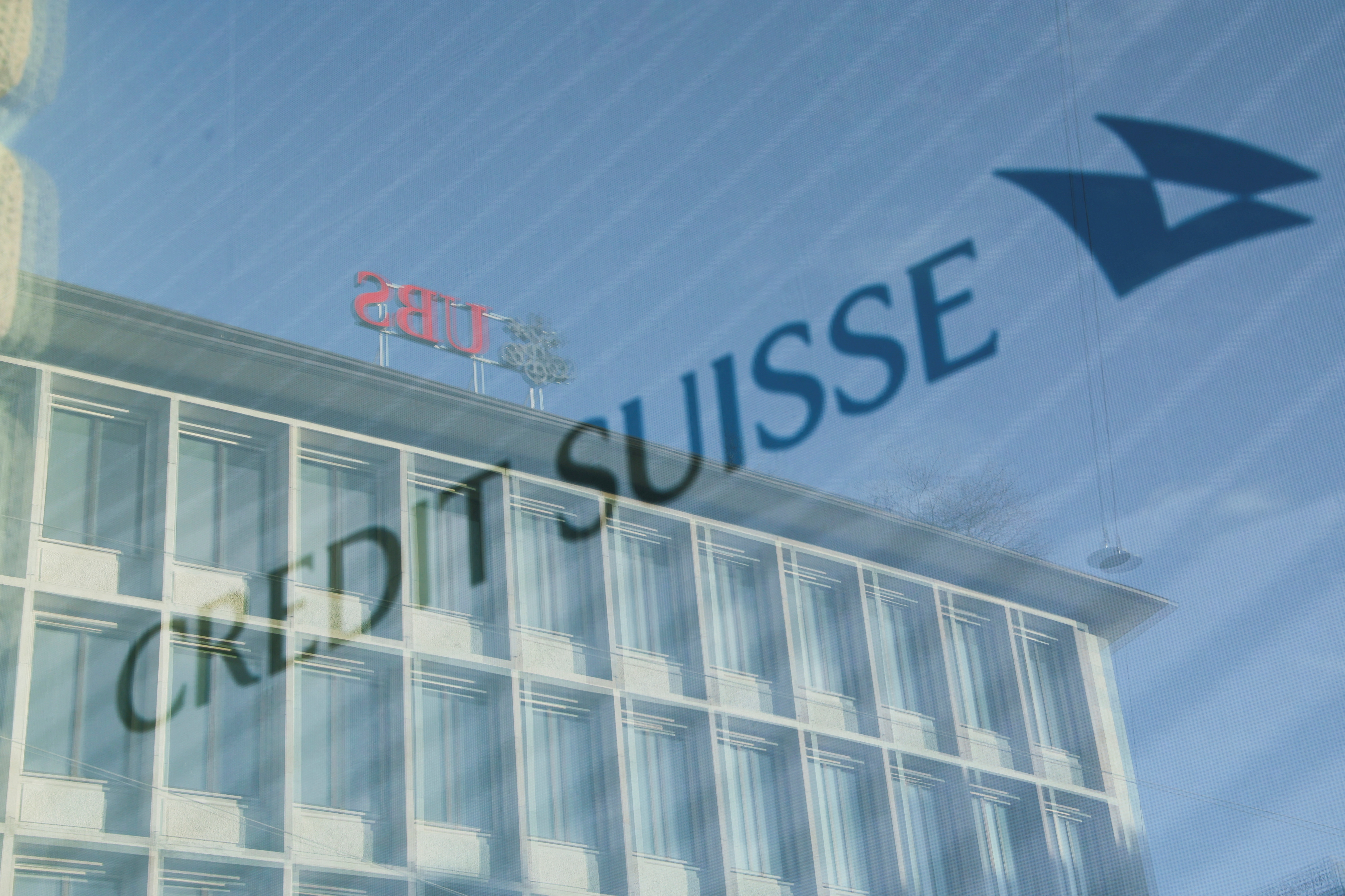 Hasta hace poco competidores, los logos de Credit Suisse y UBS son omnipresentes en Zúrich (Reuters)