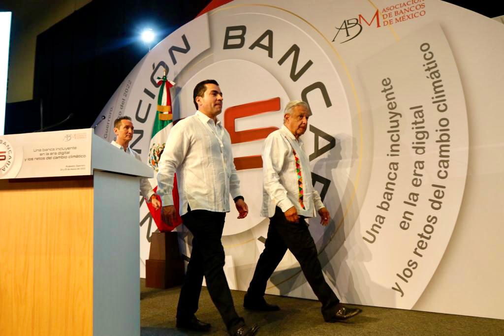 En el evento de la Asociación de Bancos de México (ABM) también se reconoció a todo el personal de la banca por su compromiso y entrega para mantener en funcionamiento los servicios bancarios durante la pandemia de COVID-19 (Foto: Presidencia de la República)