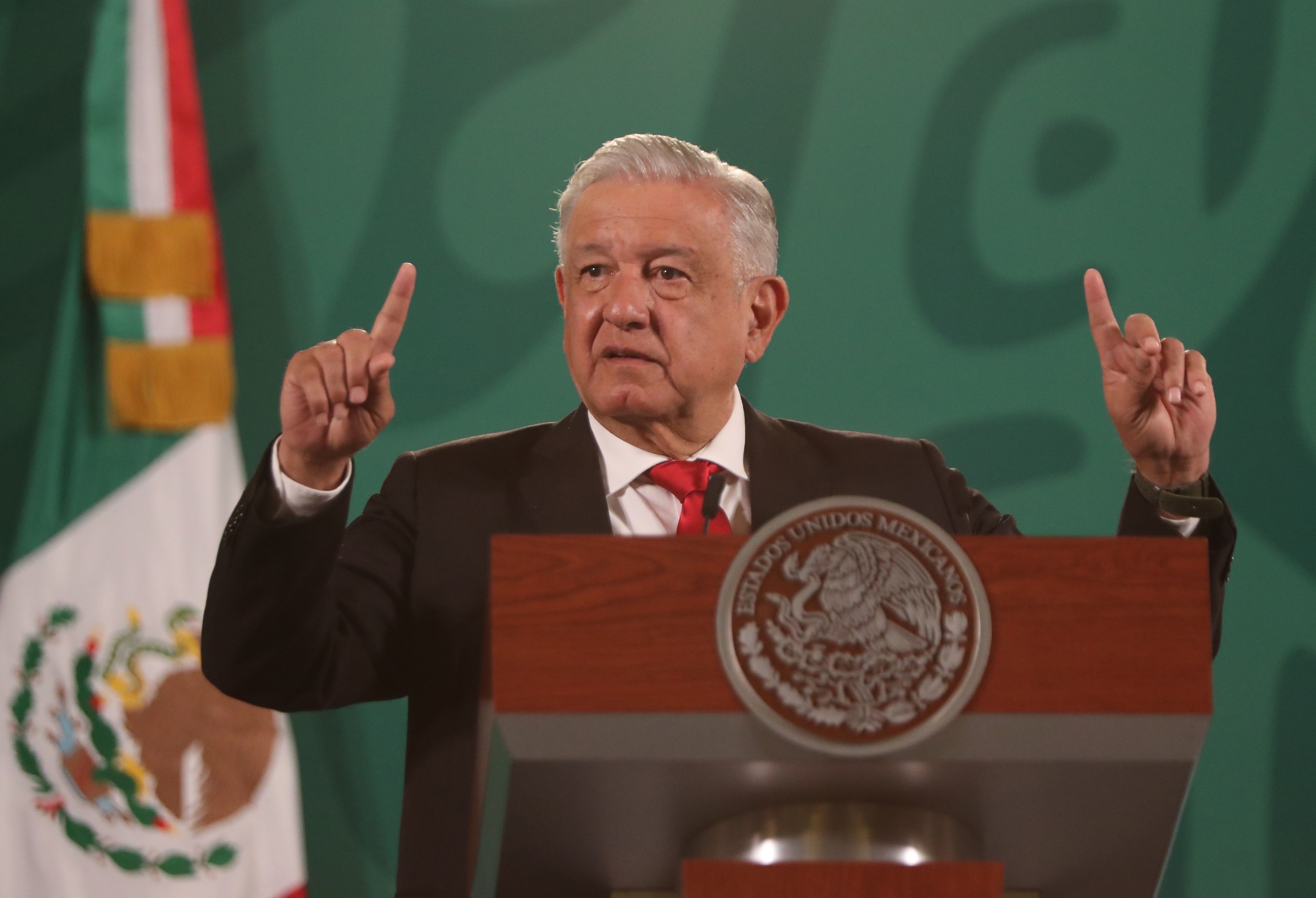 Aprobación de Andrés Manuel López Obrador aumentó al 63.8% en el mes patrio: encuestas