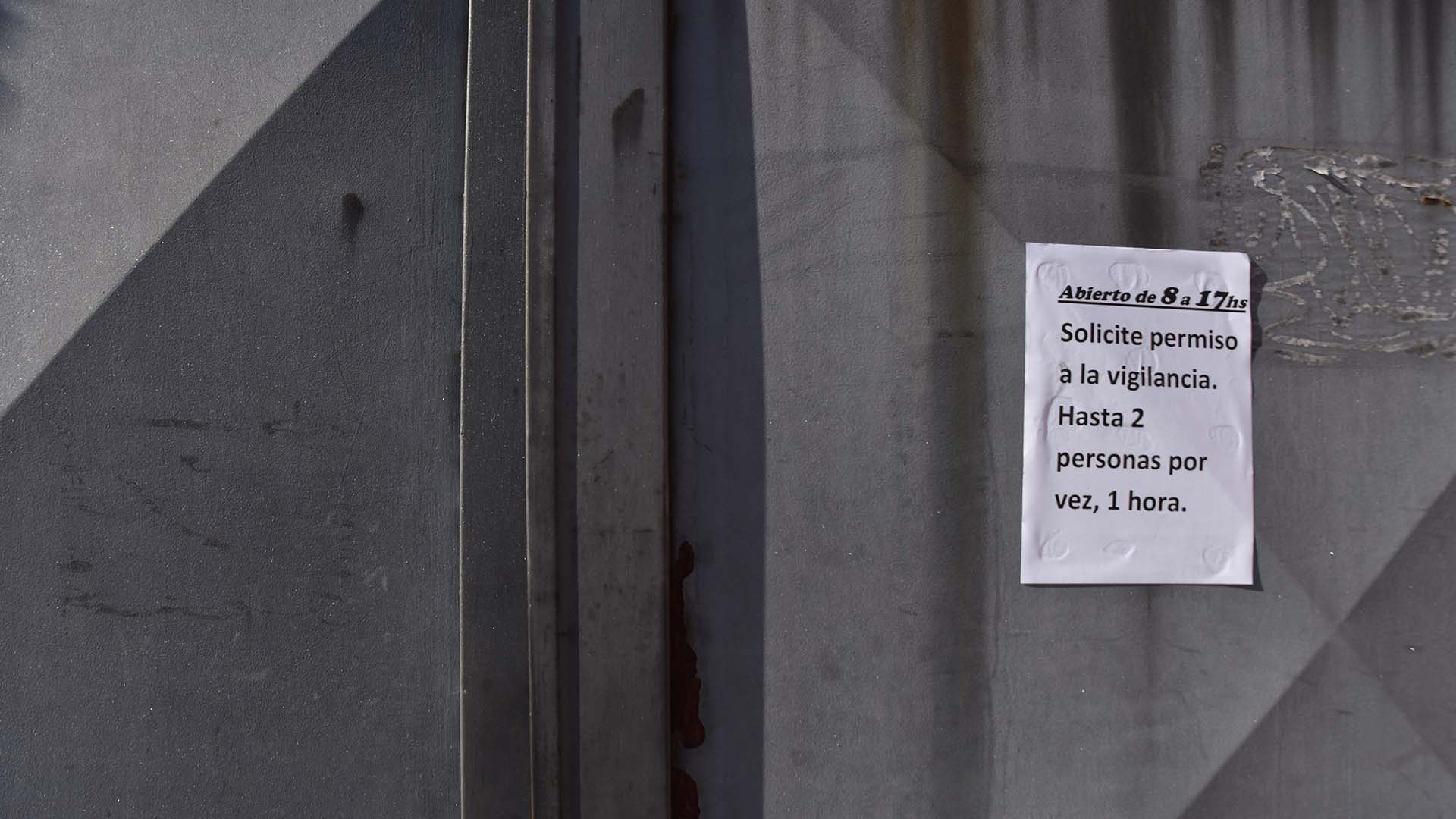 Pueden ingresar grupos de dos personas y la permanencia máxima permitida es de una hora