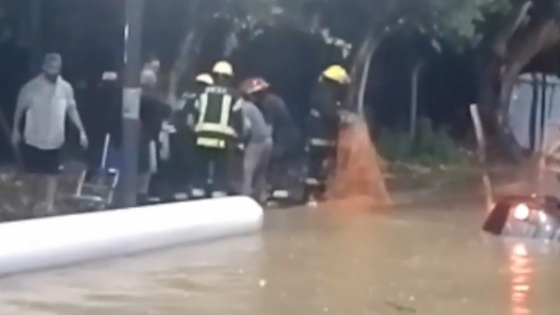 En medio del temporal, una familia cayó con su auto en un zanjón y fue rescatada por los vecinos antes de ahogarse
