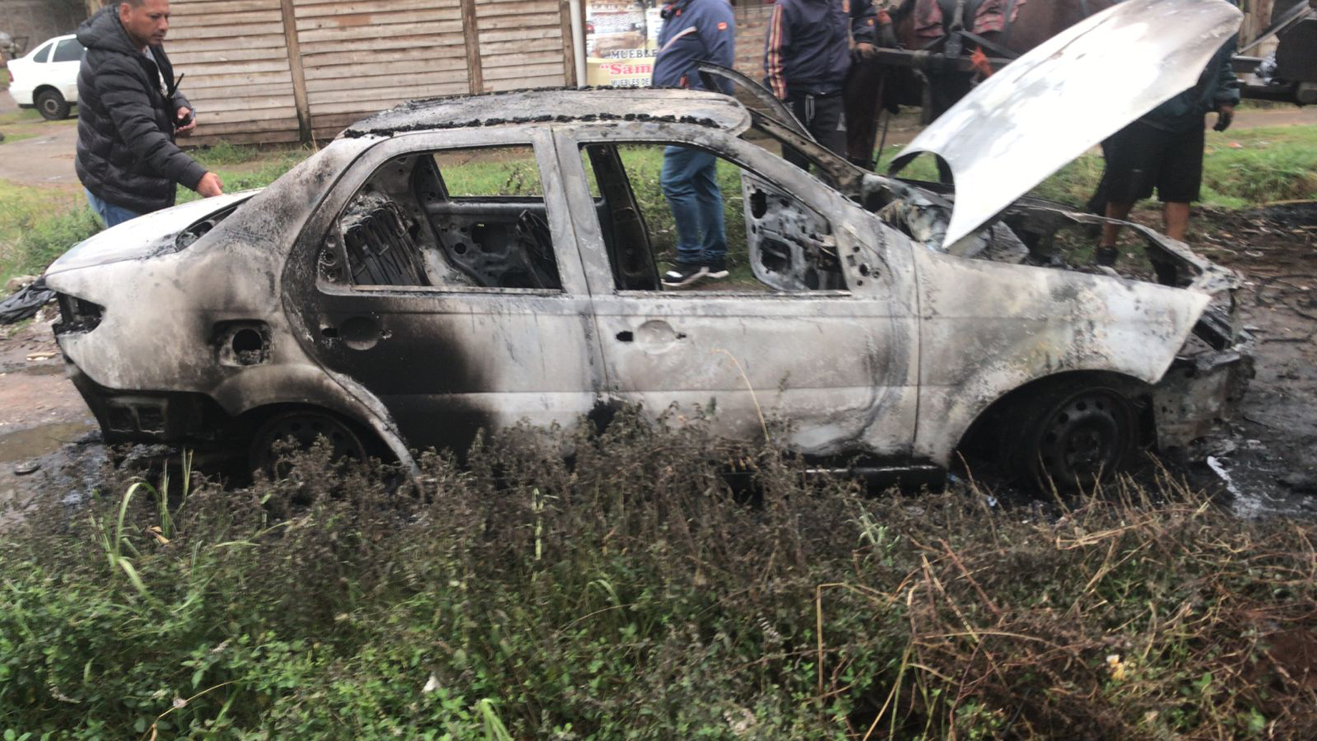 Investigan si el auto quemado cerca del lugar del crimen es uno de los dos vehículos que utilizaron los tres delincuentes