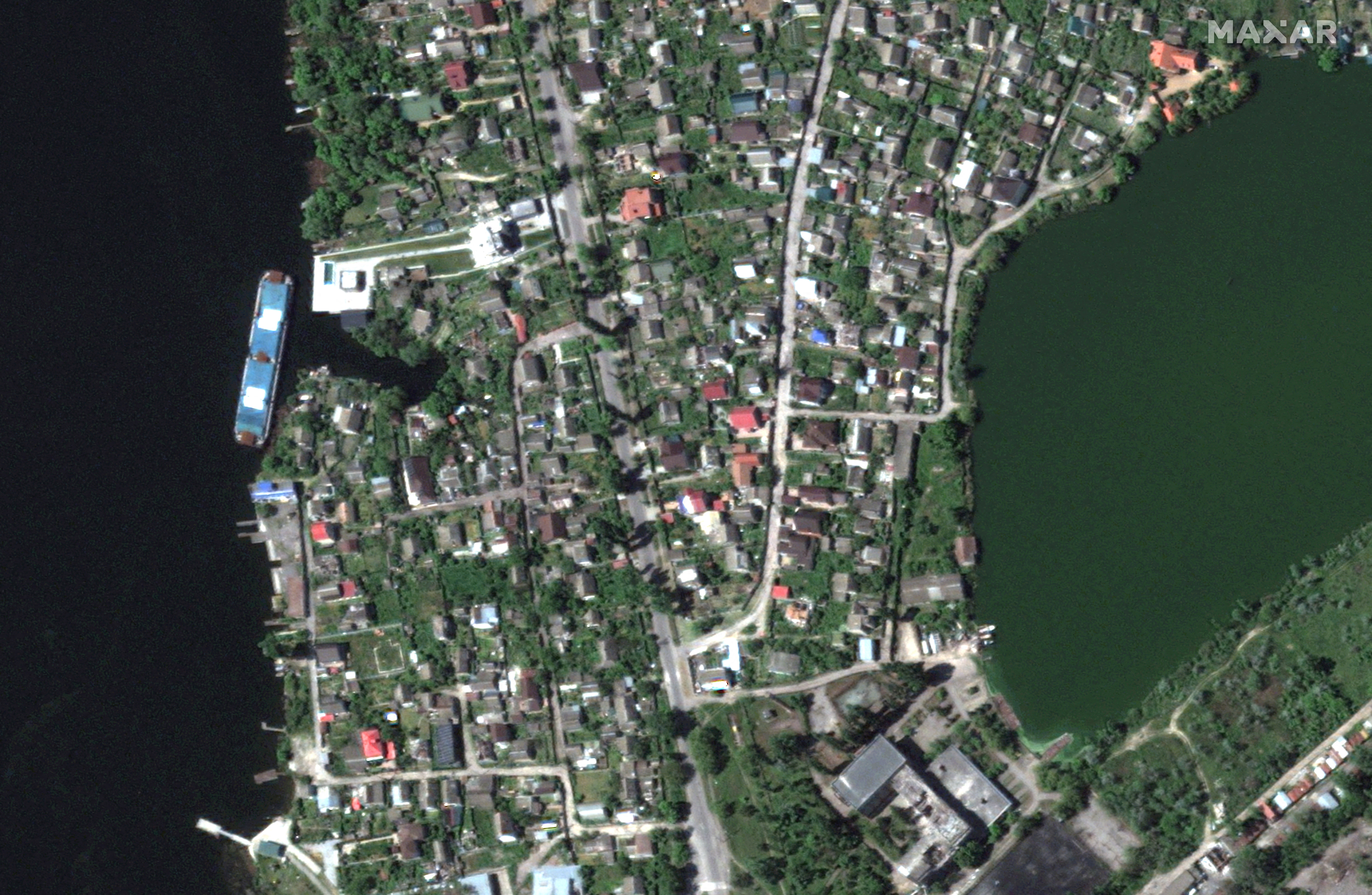 Una imagen de satélite muestra una vista antes de que las casas se inundaran a lo largo del río Dnipro al sureste de Kherson, Ucrania, 15 de mayo de 2023. Maxar Technologies/Handout via REUTERS