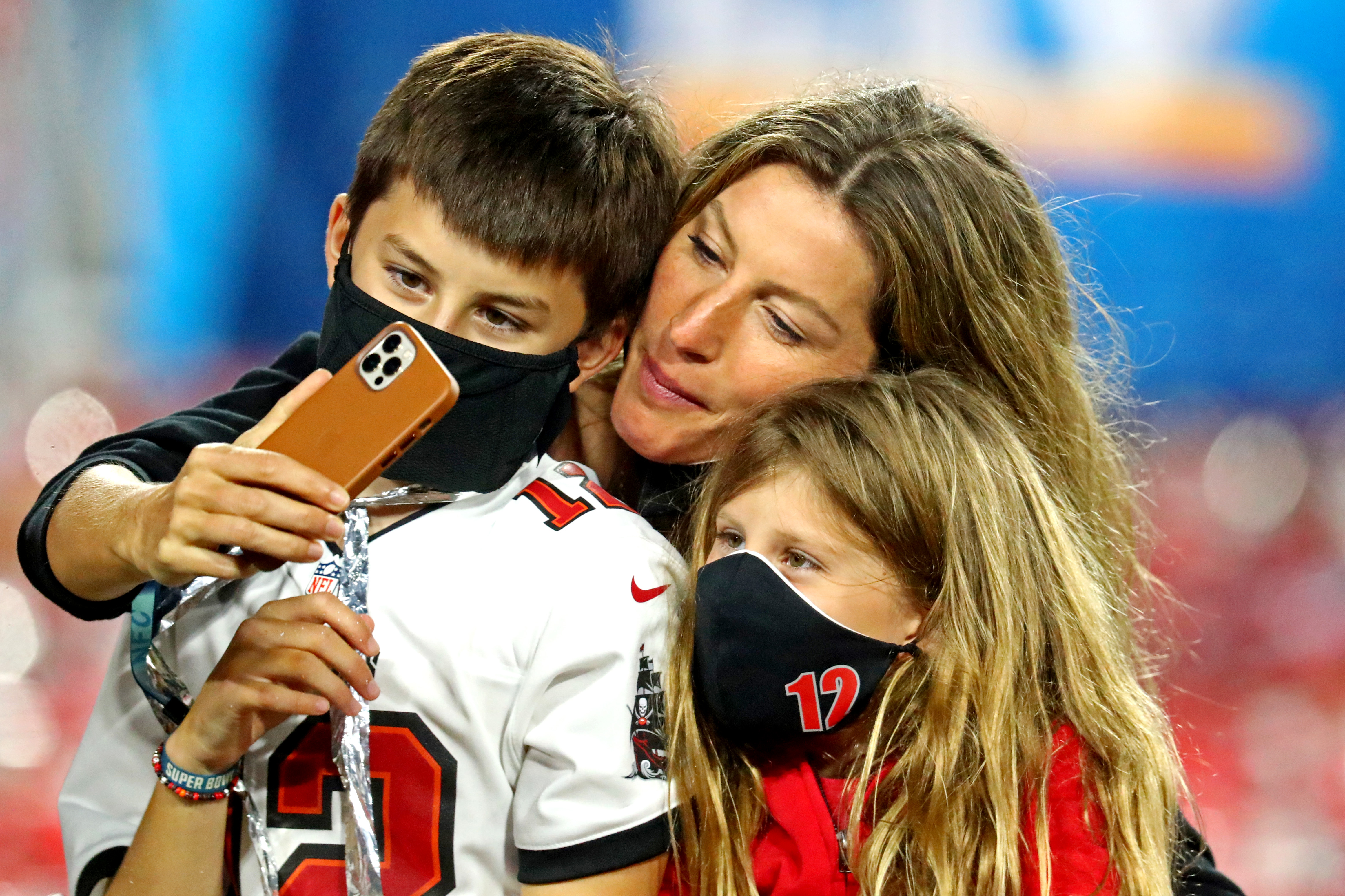 7 de febrer de 2021;  Tampa, Florida, Estats Units: l'esposa de Tom Brady, Gisele Bundchen, es pren una selfie amb els seus fills Benjamin i Vivian després que els Tampa Bay Buccaneers vencessin els Kansas City Chiefs al Super Bowl LV a l'Estadi Raymond James ( USA TODAY Sports)