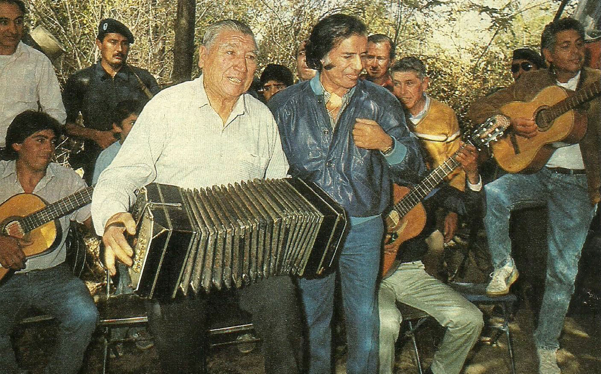 Carlos Menem comparte un asado con su gente en Anillaco el día de la elección presidencial
