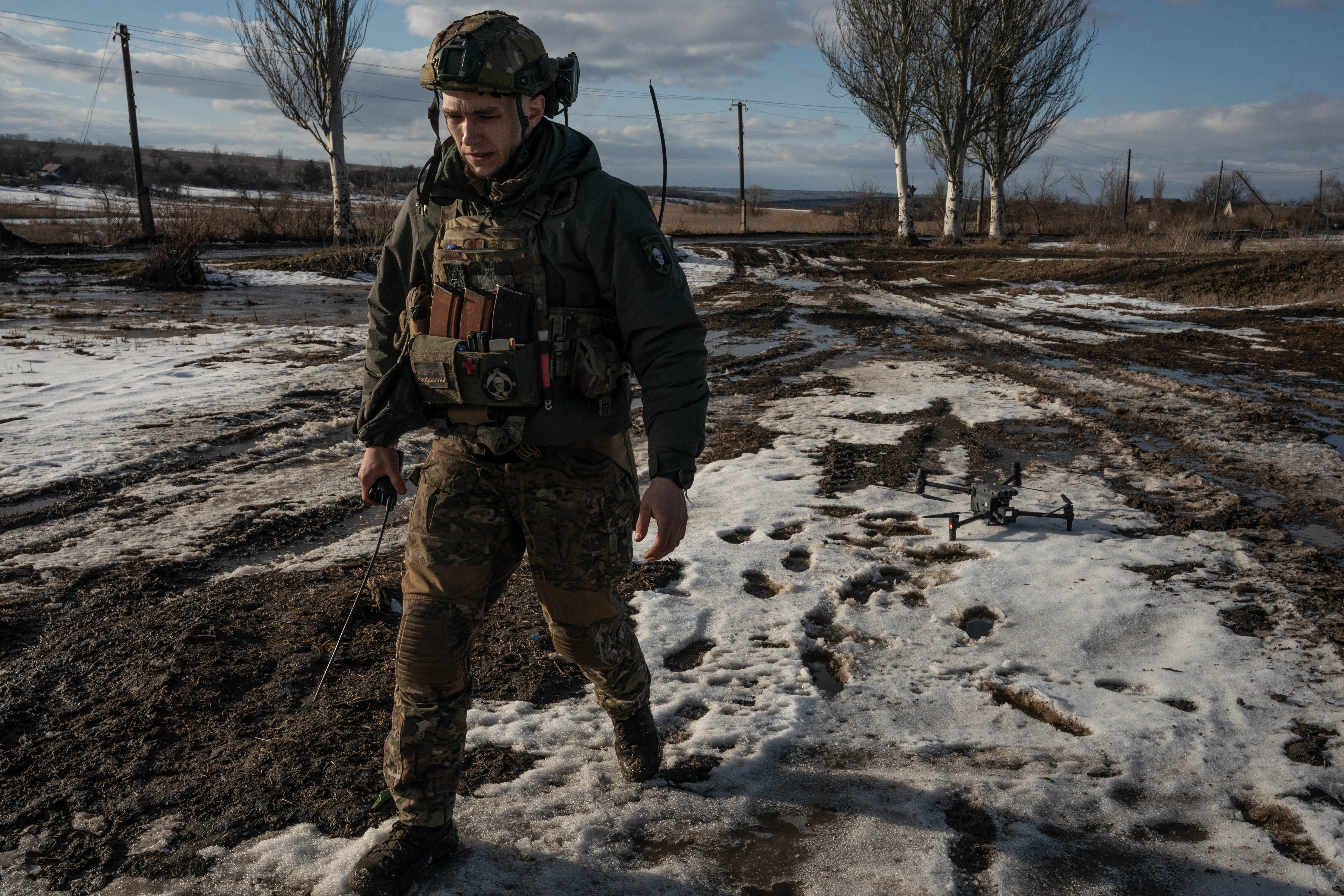 "Tactic" posiciona uno de sus drones en el frente de batalla a campo abierto cerca a Bakhmut para hacerlo despegar y dirigirse hacia donde están ubicadas las tropas rusas. Usan un sistema operativo especialmente hackeado para que no pueda ser interceptado por los rusos