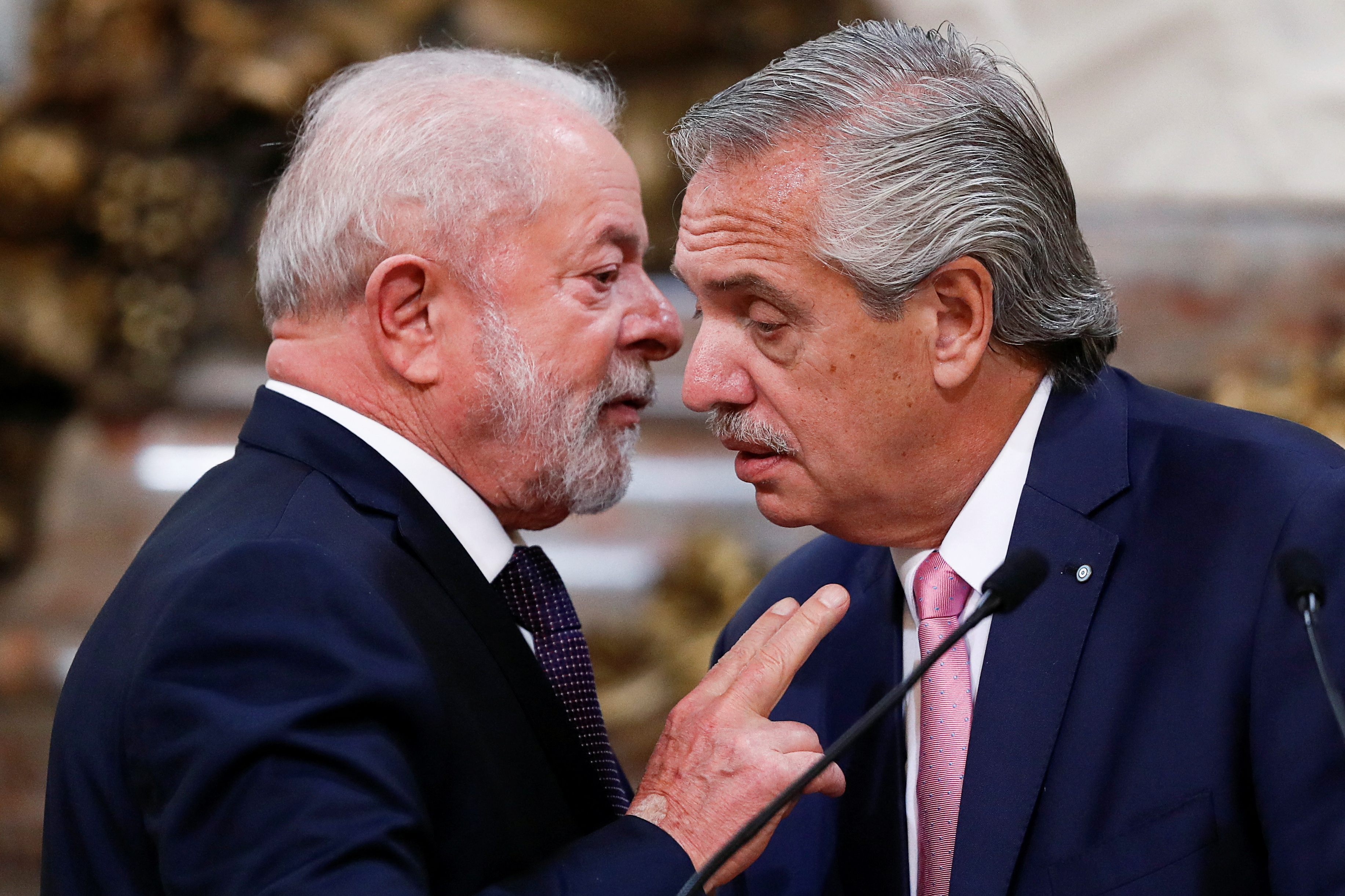 Alberto Fernández y Lula da Silva dialogan en el Salón Blanco de la Casa Rosada durante la gira oficial del presidente de Brasil a la Argentina