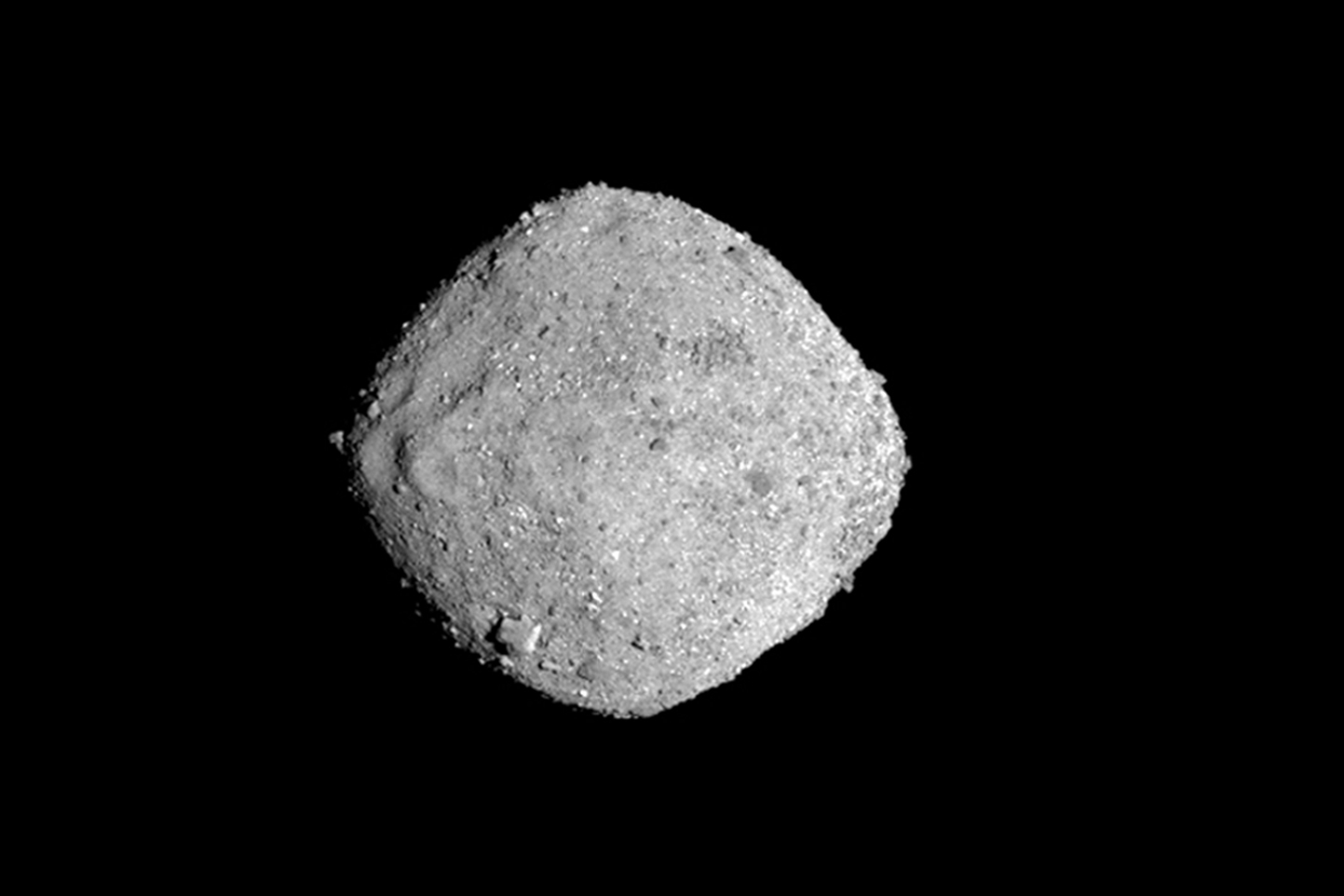 La nave de la NASA intentará  una recolección de muestras en el asteroide Bennu, ubicado a 334 millones de kilómetros de nuestro mundo, hoy a las 19.12 hora argentina.(NASA/Goddard/University of Arizona via AP)